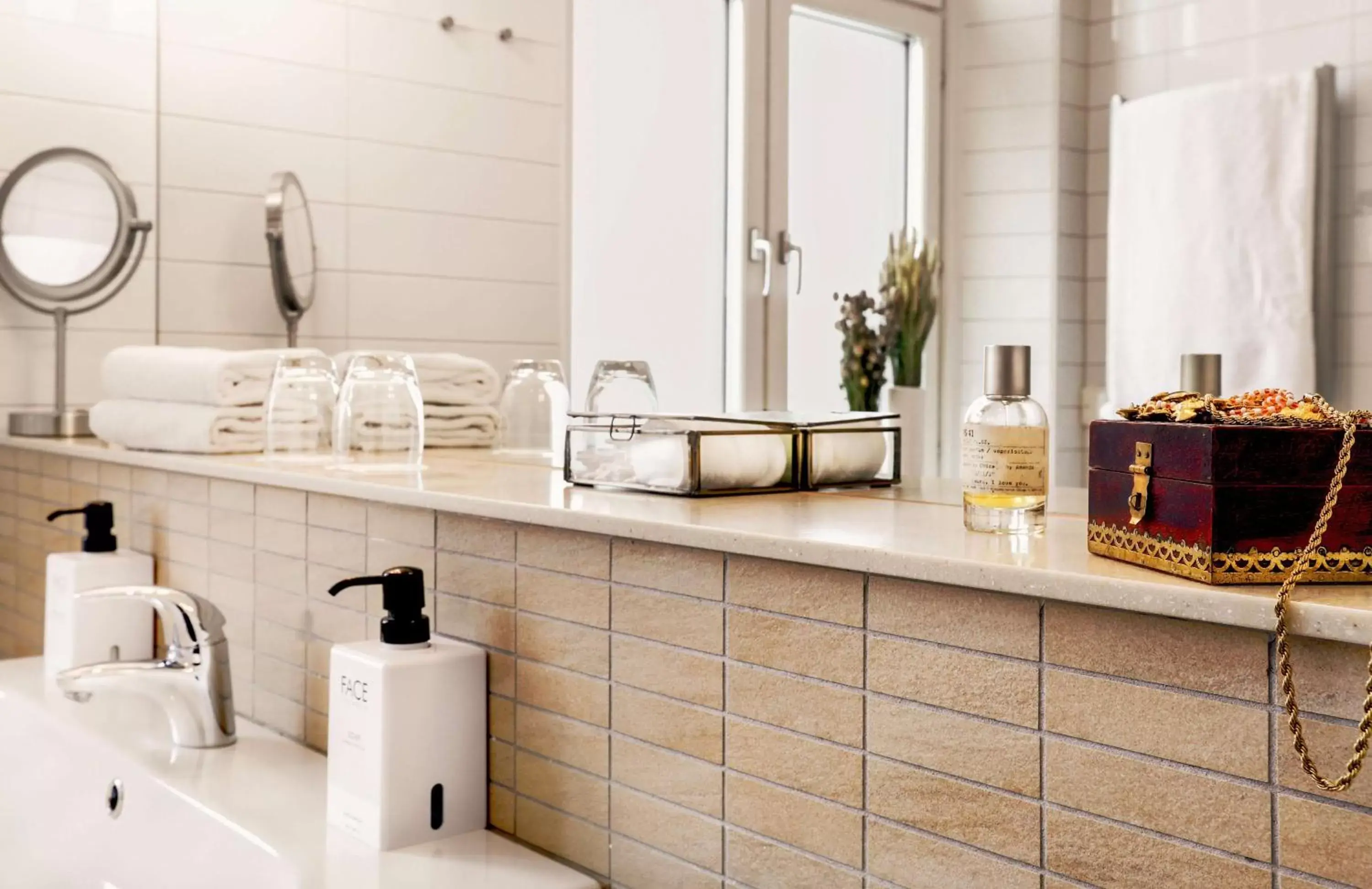 Bathroom, Kitchen/Kitchenette in Scandic Stora Hotellet