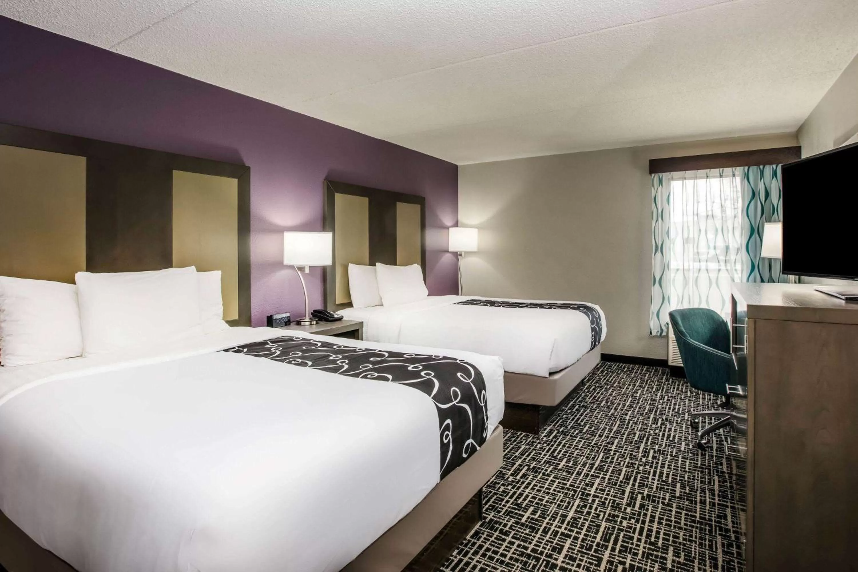 Photo of the whole room, Bed in La Quinta Inn by Wyndham Davenport & Conference Center