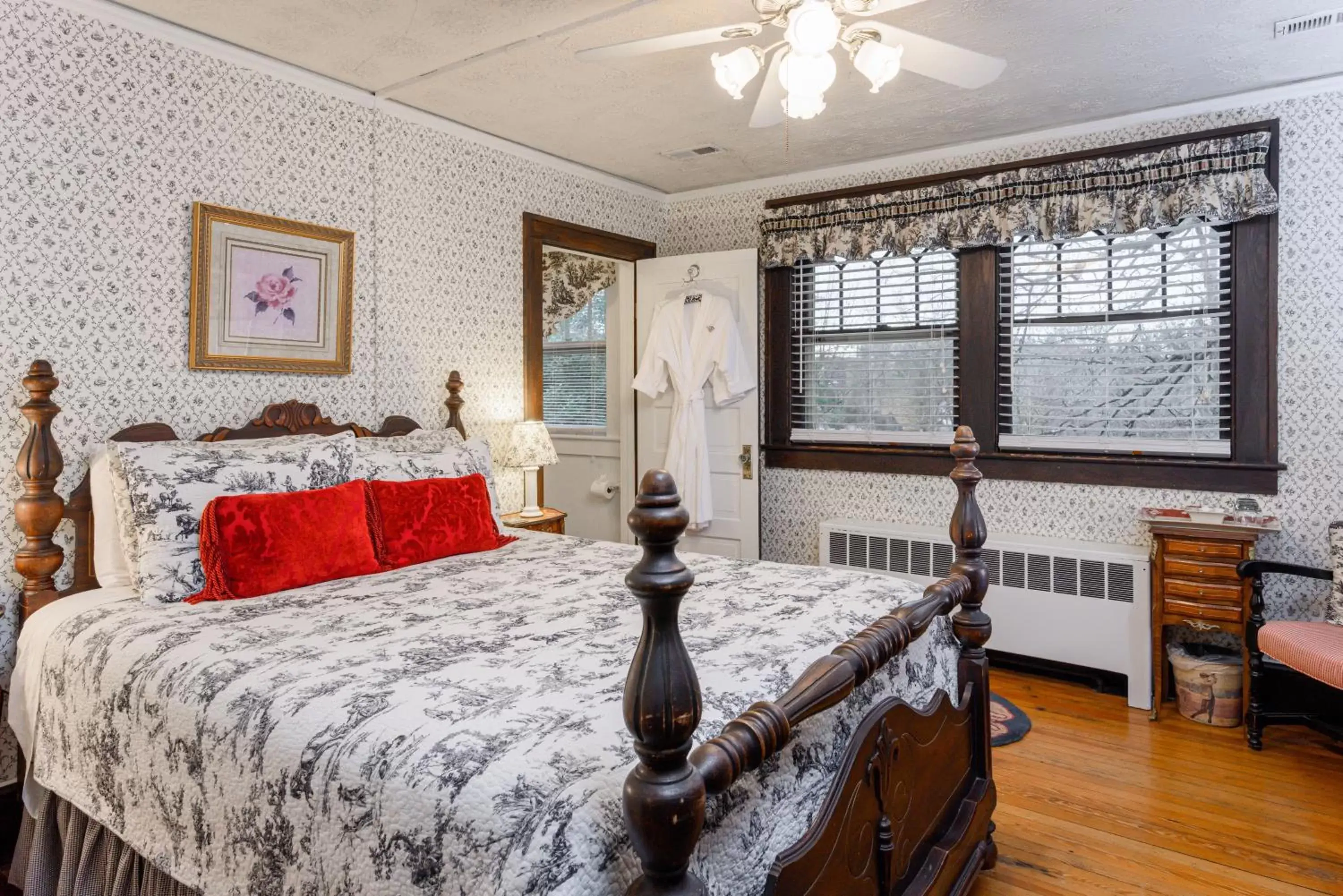 Photo of the whole room, Bed in Oakland Cottage Bed and Breakfast