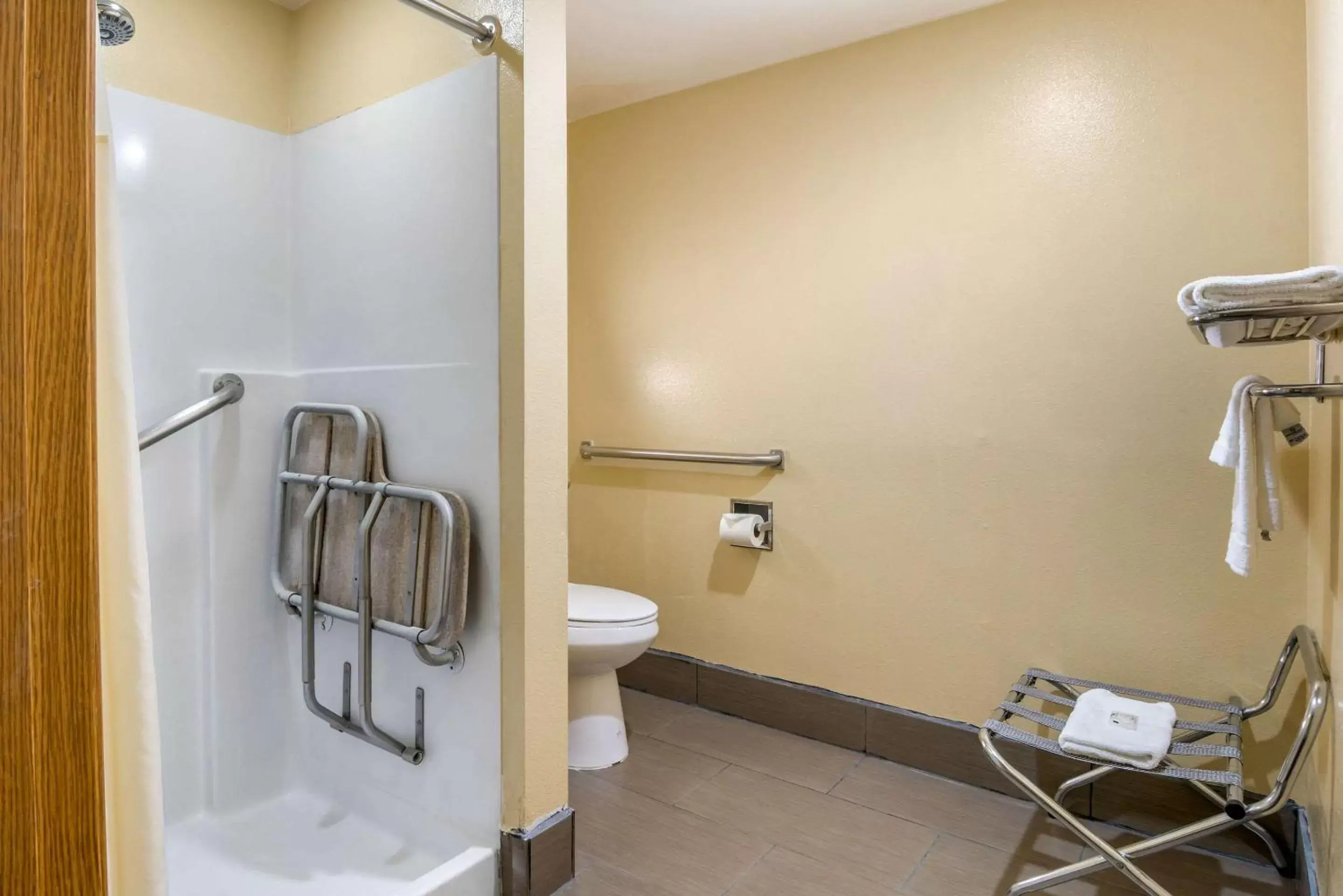 Bathroom in Quality Inn Klamath Falls - Crater Lake Gateway