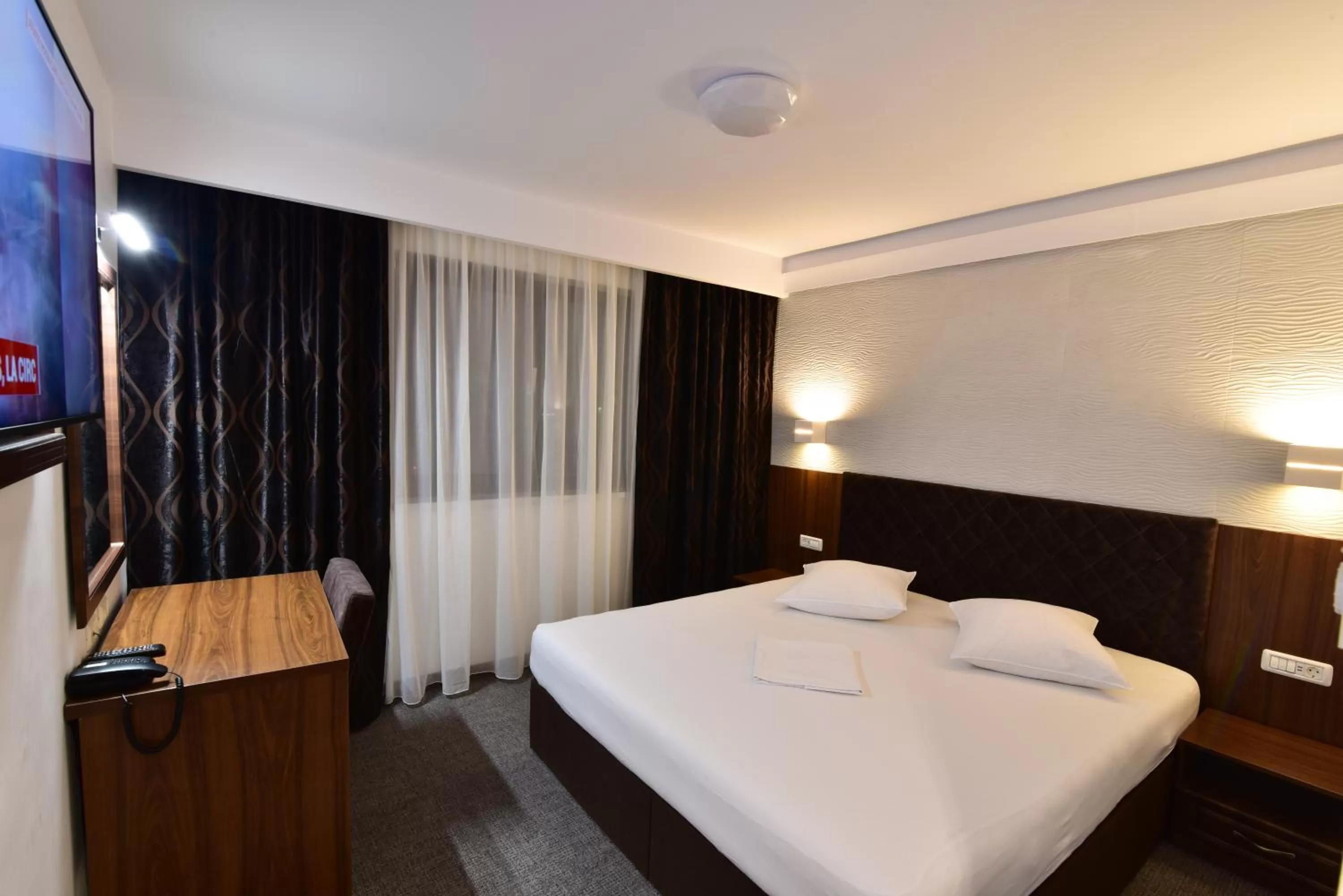 Photo of the whole room, Bed in Hotel Forum