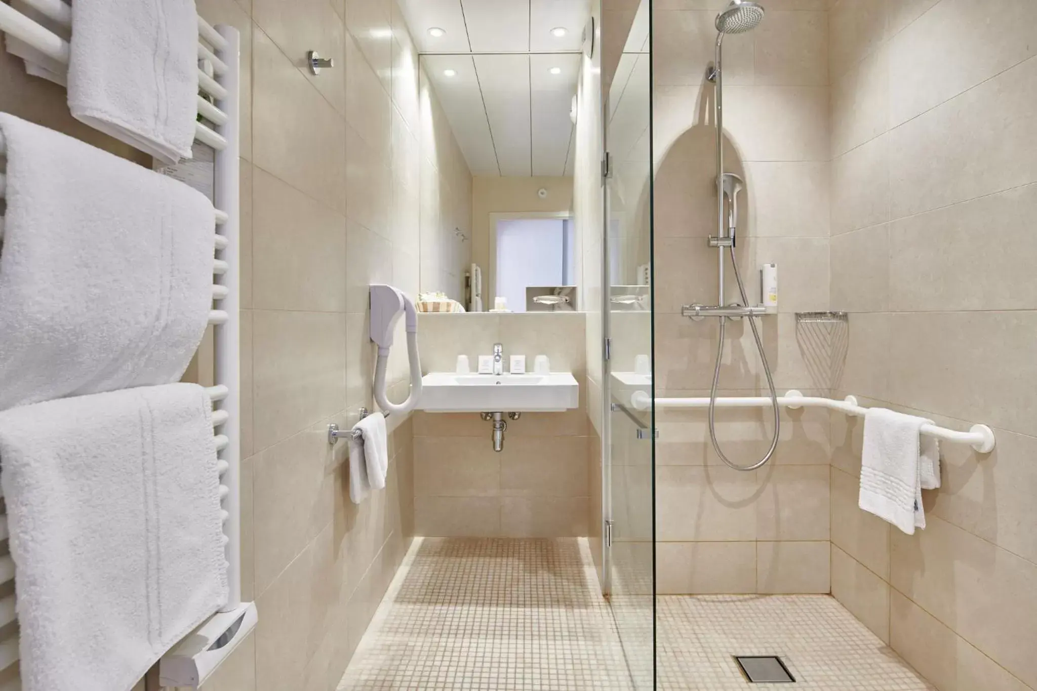 Shower, Bathroom in Hôtel Vacances Bleues Royal Westminster