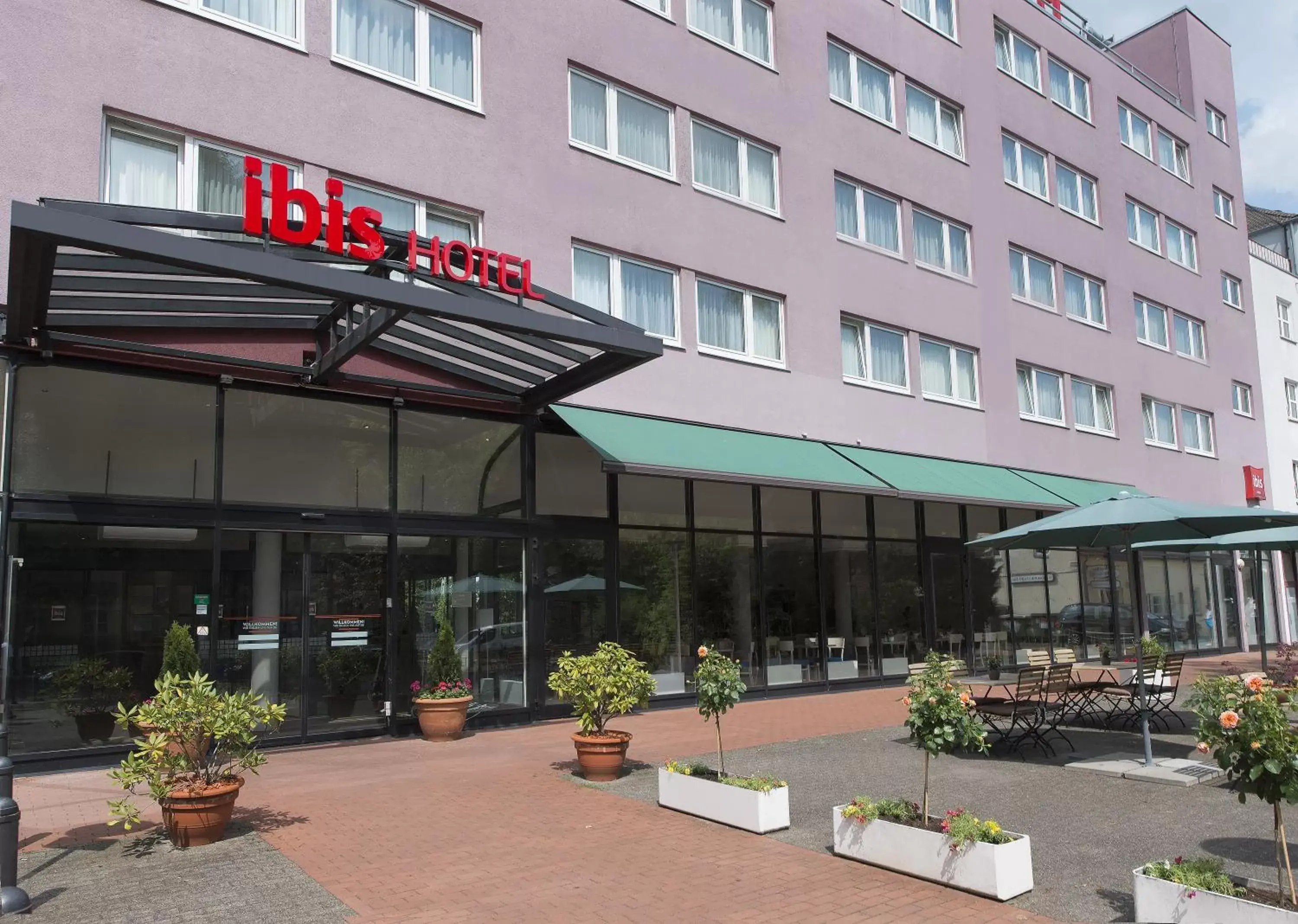 Facade/entrance in ibis Berlin City Nord Facade/entrance in ibis Berlin City Nord