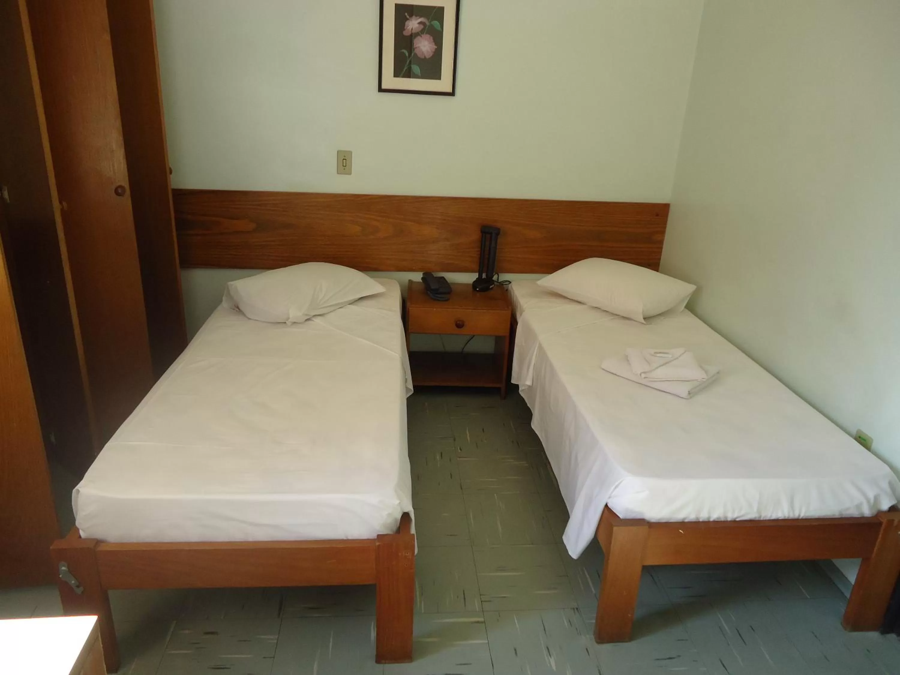 Standard Twin Room in Six's Hotel