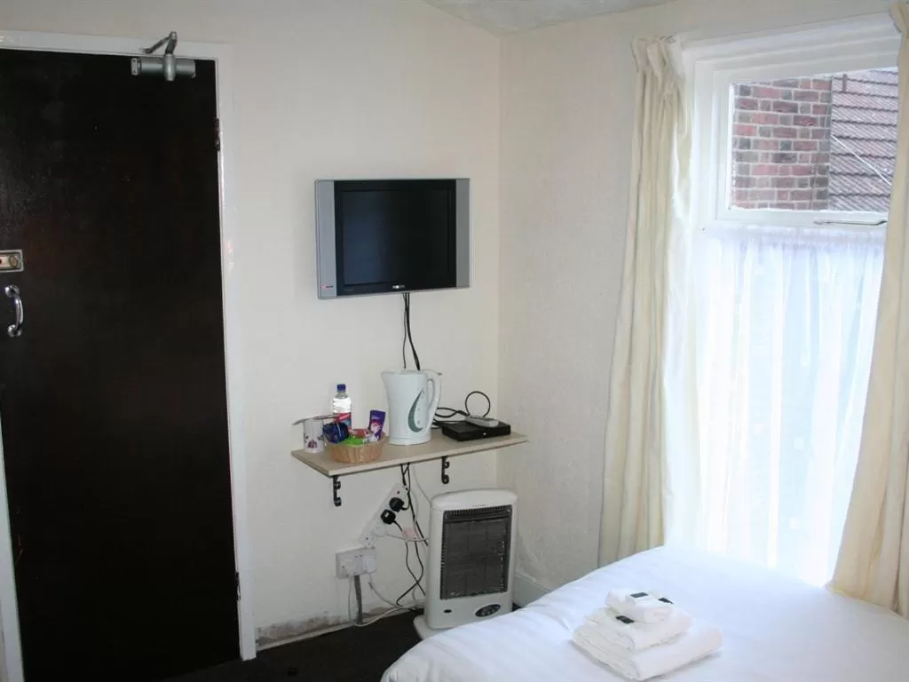 Family Room with Shared Bathroom in The Trevross