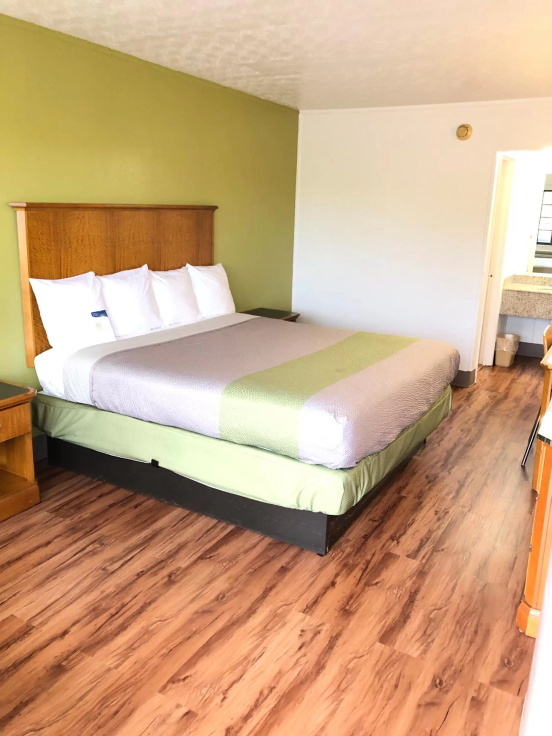 Photo of the whole room, Bed in Motel 6-Parkersburg, WV