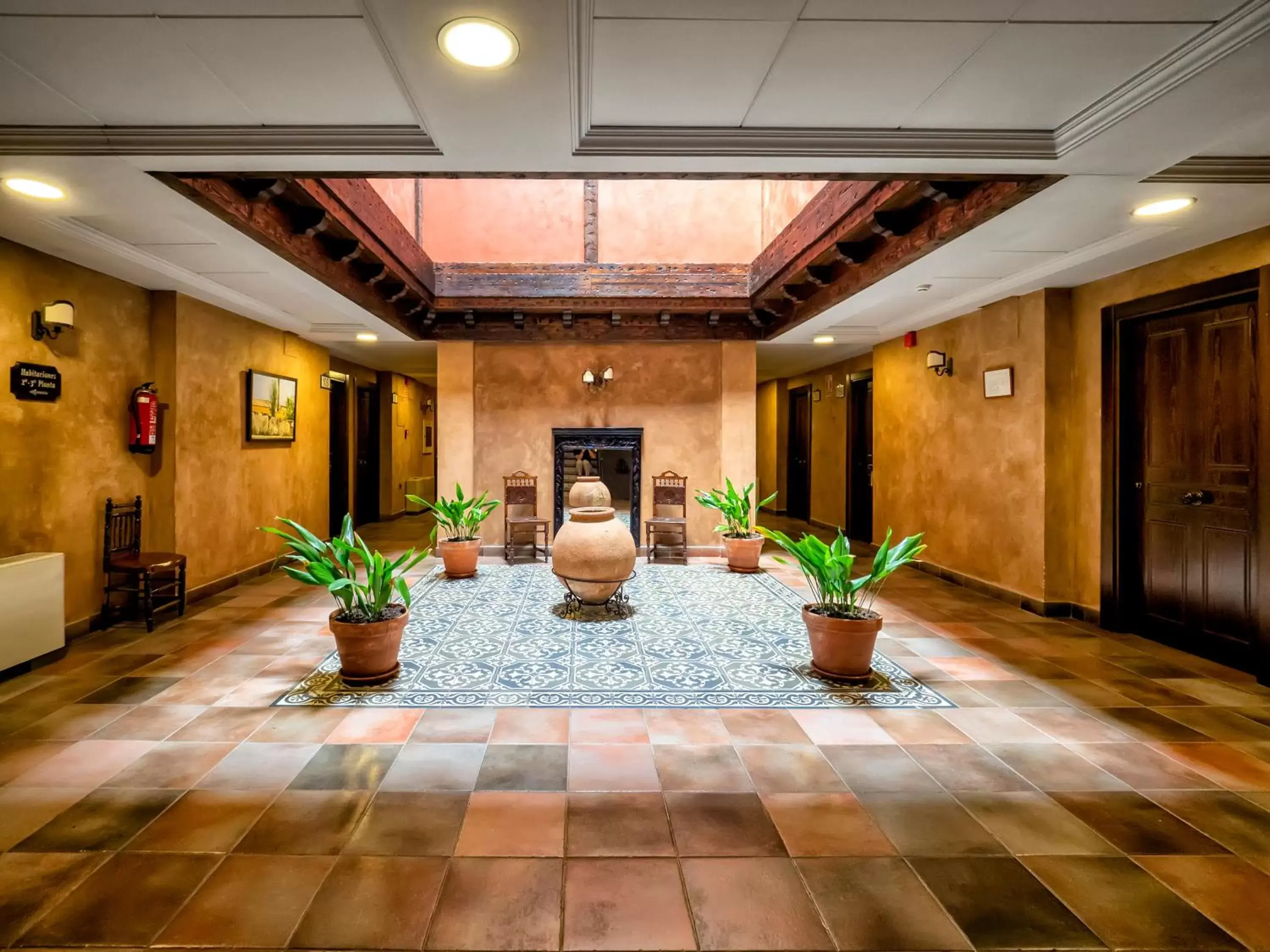 Patio, Lobby/Reception in Hotel Doña Manuela