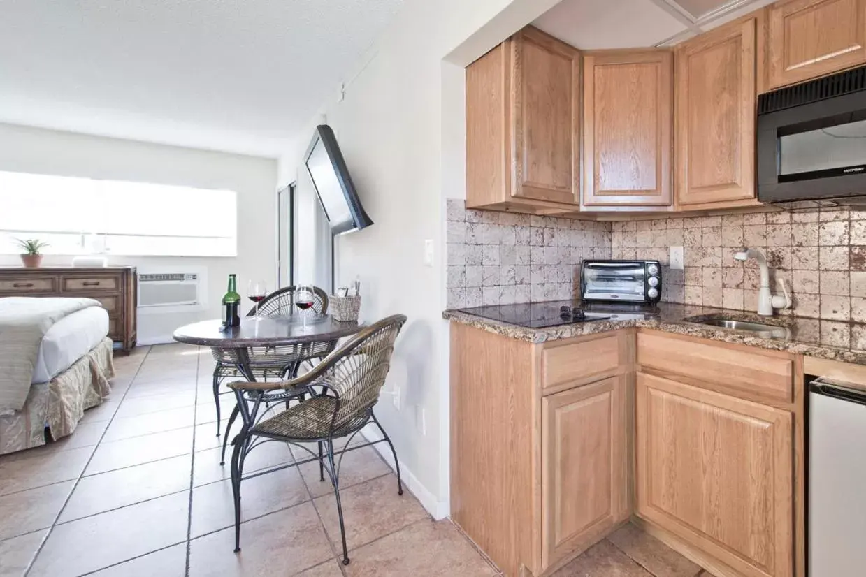 Kitchen or kitchenette, Kitchen/Kitchenette in Ocean Lodge