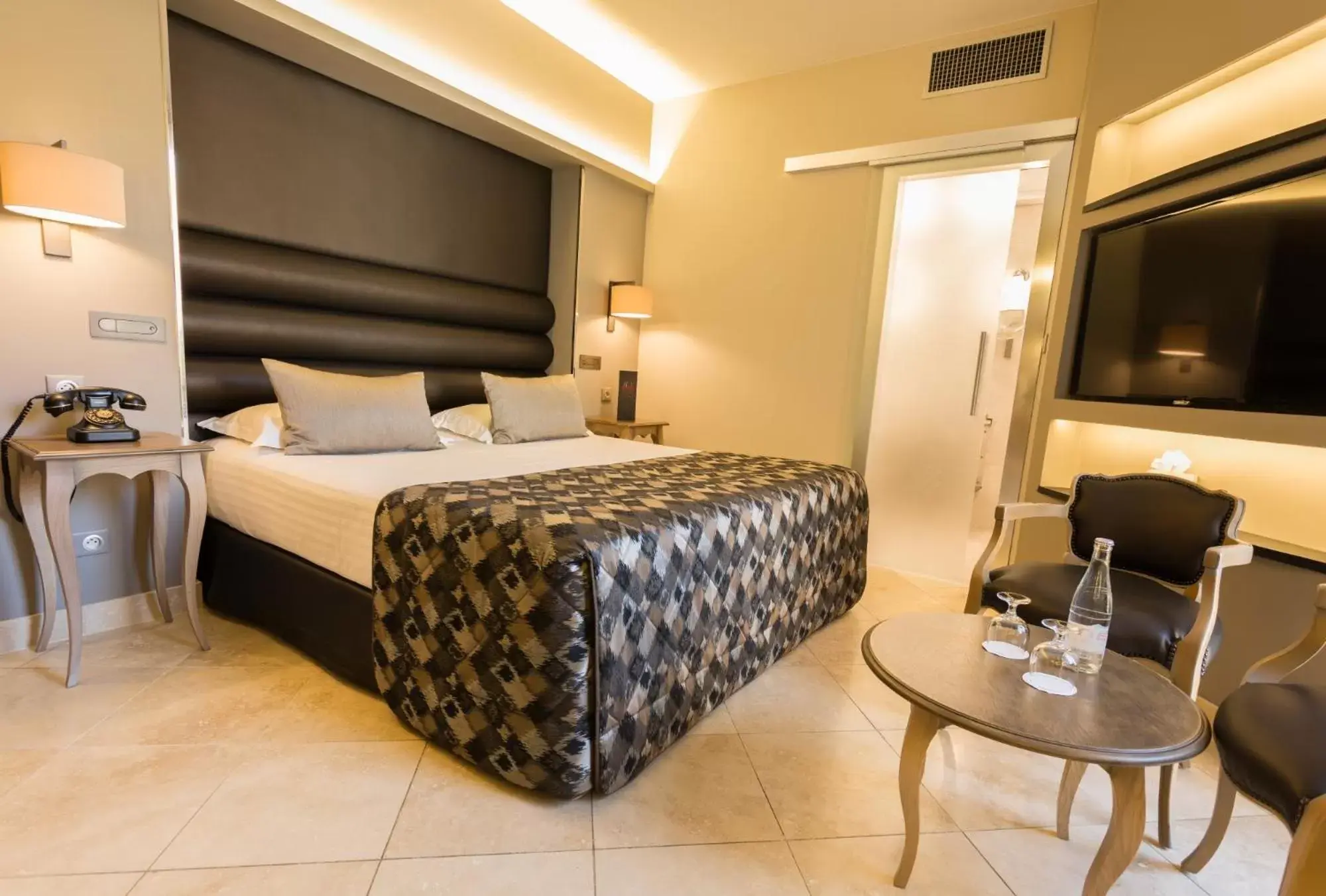 Bed in Plaza Madeleine & Spa