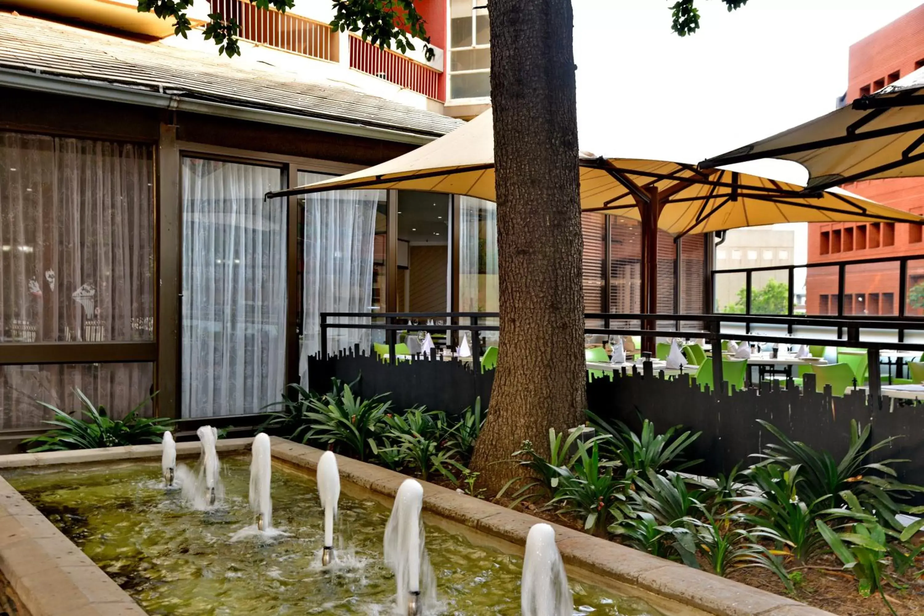 Restaurant/places to eat in ANEW Hotel Parktonian Johannesburg