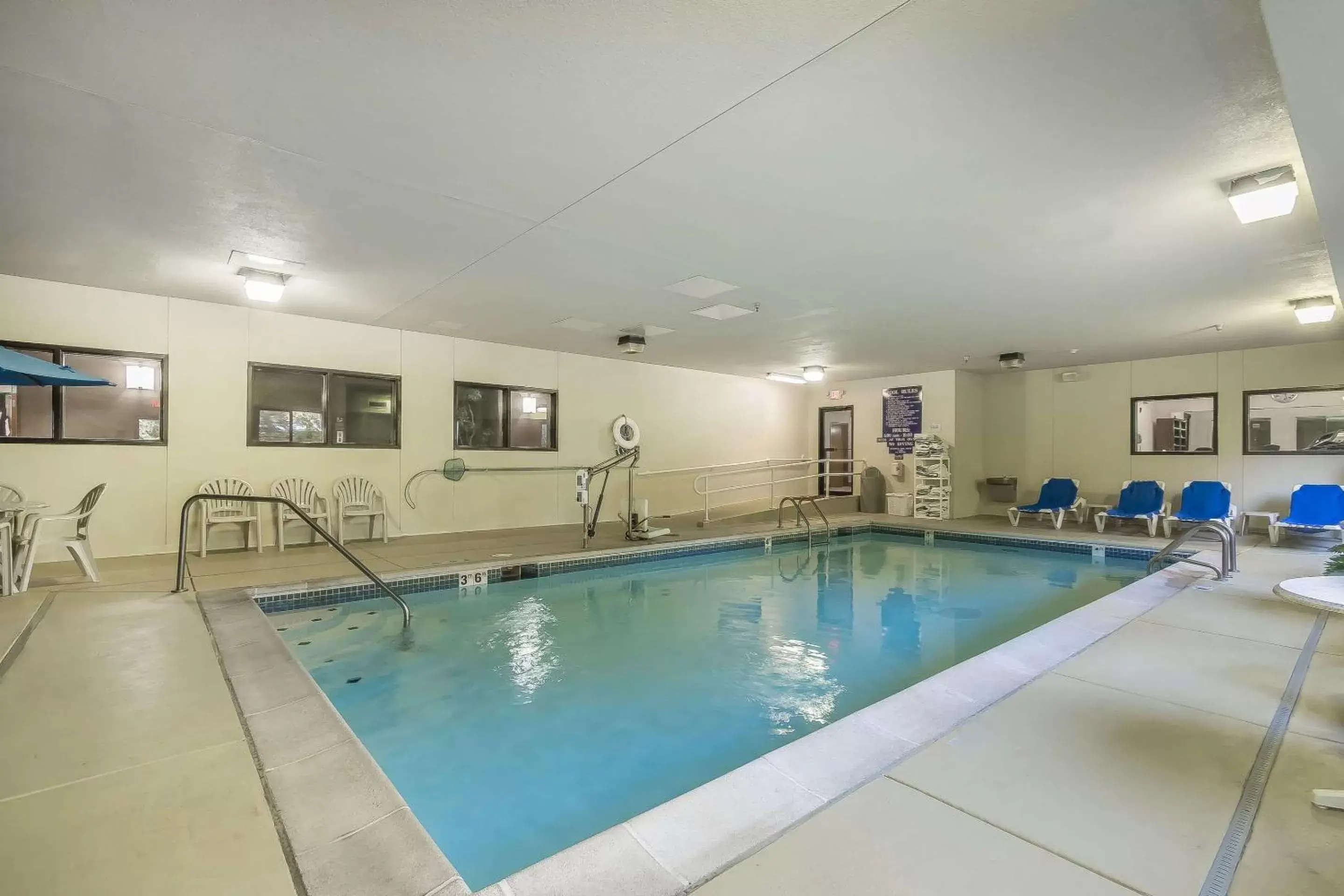 On site, Swimming Pool in Comfort Suites St Charles-St Louis