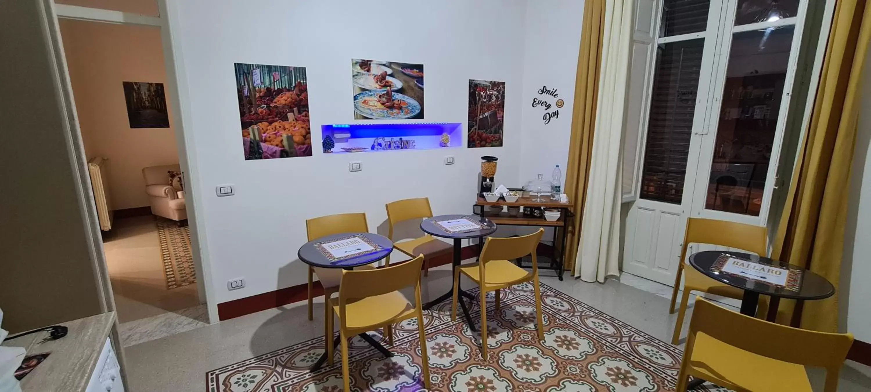 kitchen, TV/Entertainment Center in Ballarò Guest House