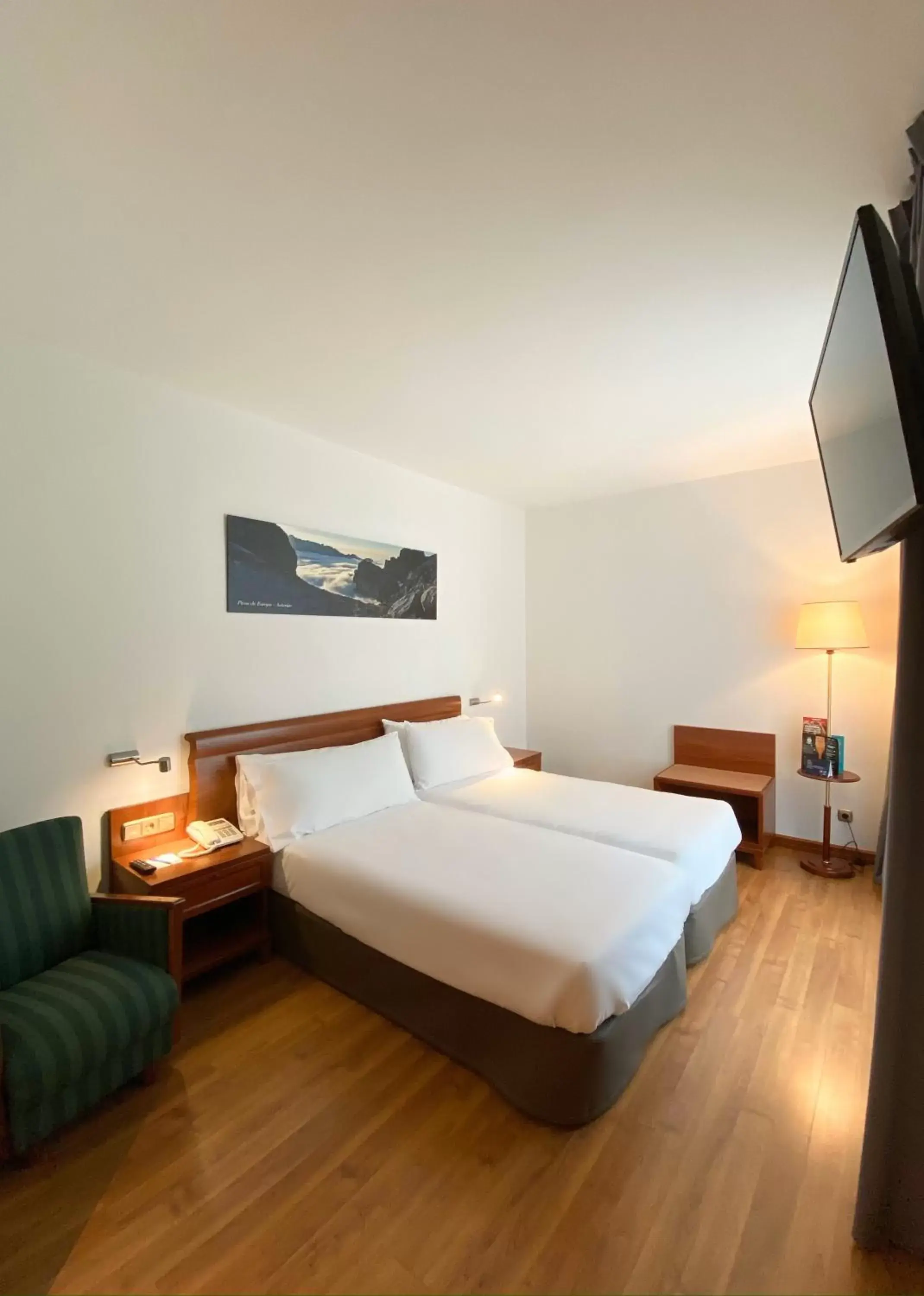 Bedroom, Bed in Hotel Zentral Gijón Rey Pelayo