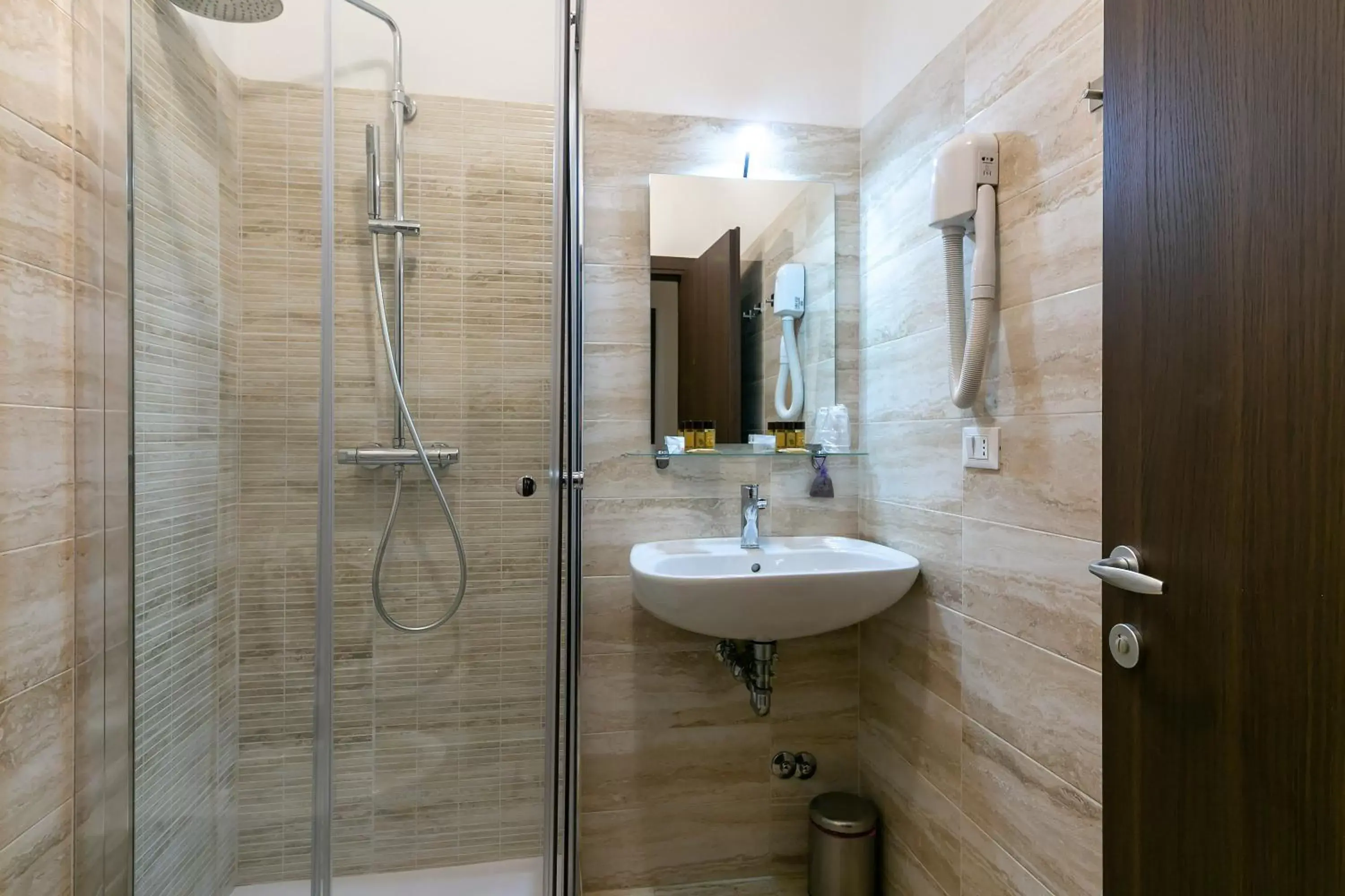 Shower, Bathroom in Rialto Suite 707