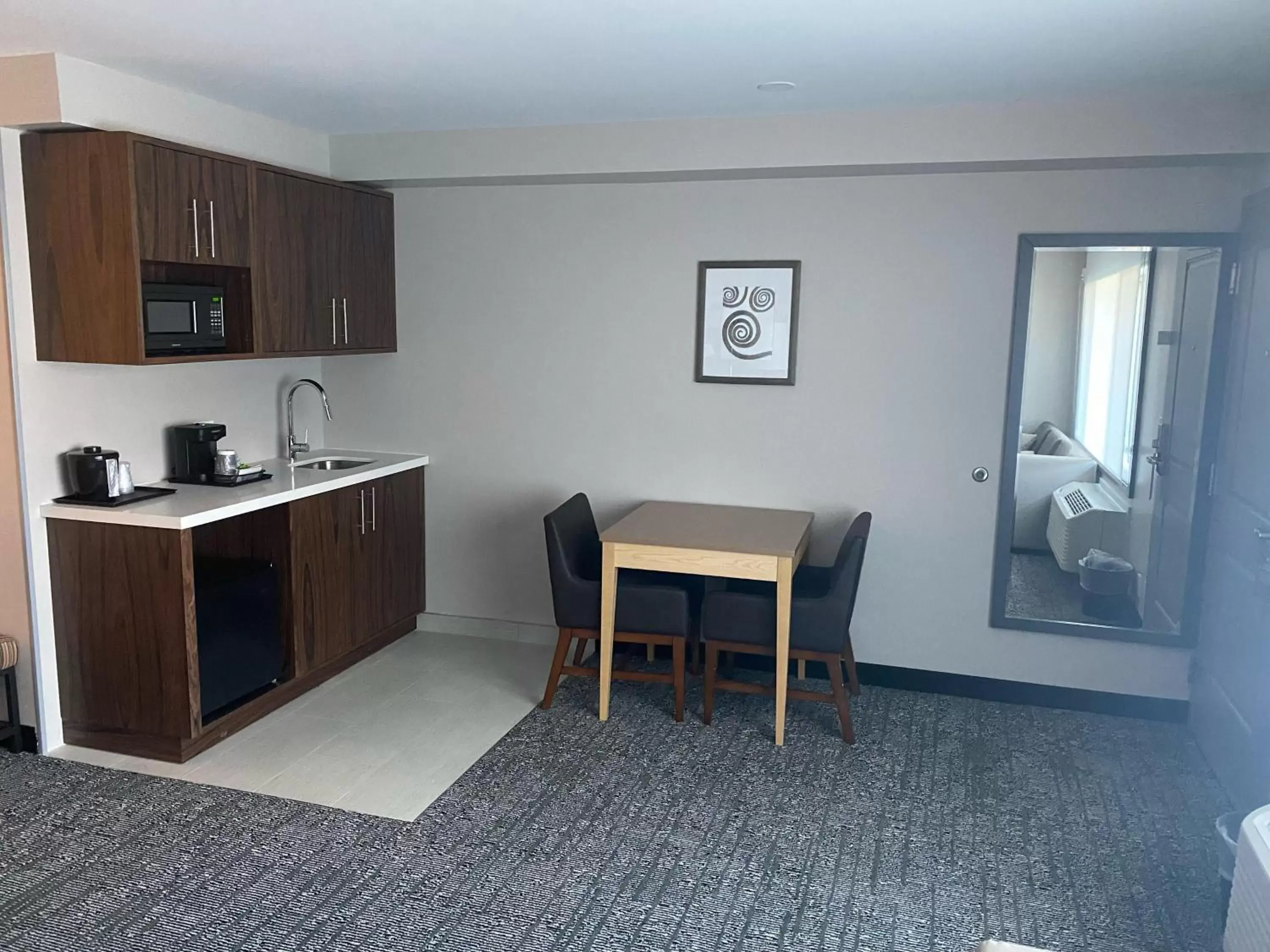 Coffee/tea facilities, Kitchen/Kitchenette in Country Inn & Suites by Radisson, Vallejo Napa Valley, CA