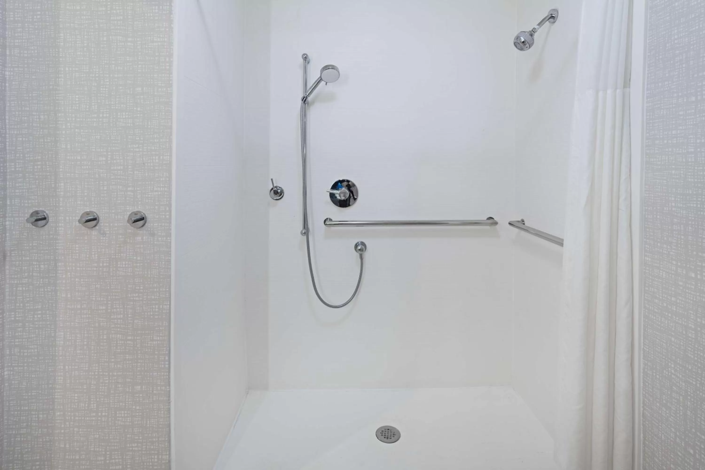 Bathroom in Hampton Inn Richmond/Midlothian Turnpike