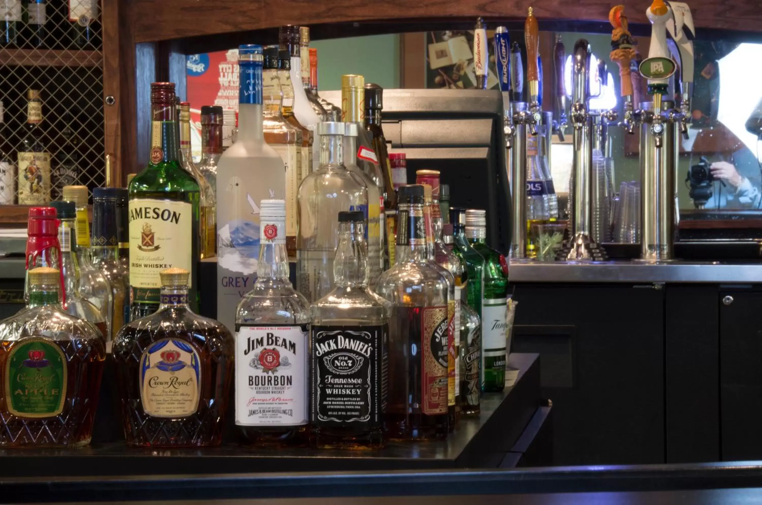 Lounge or bar in Lamplighter Inn & Suites Pittsburg Lounge or bar in Lamplighter Inn & Suites Pittsburg