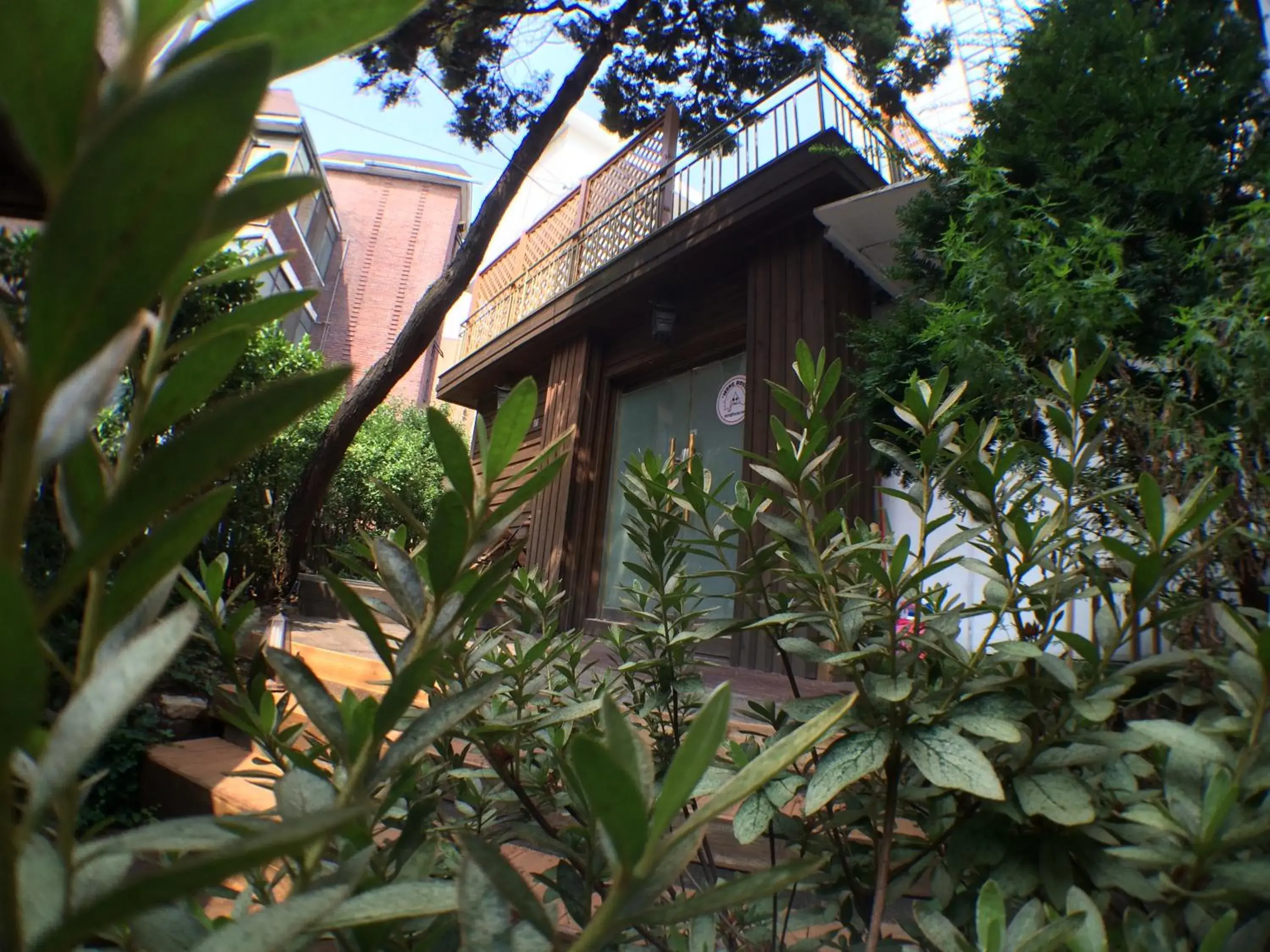 Facade/entrance, Garden in Jeong House Hongdae