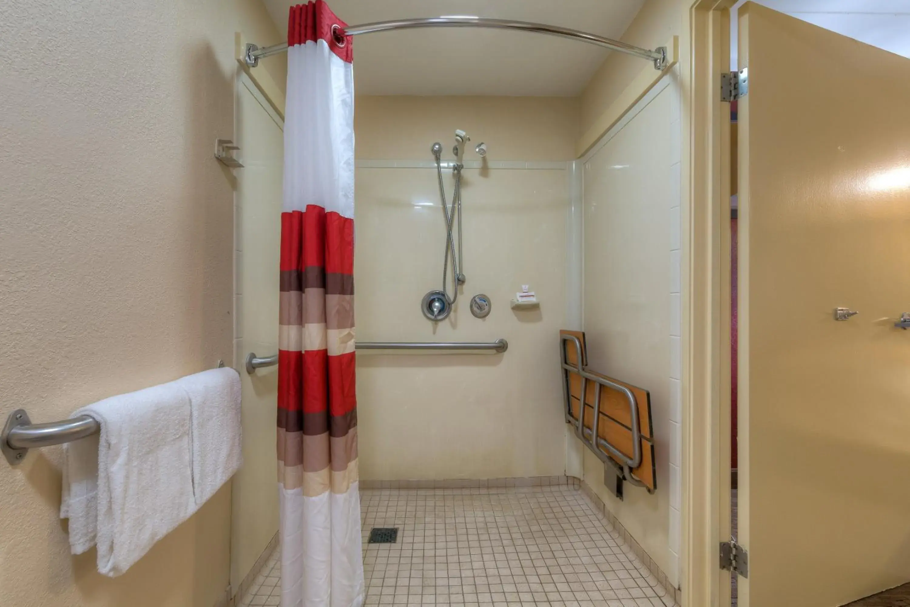 Bathroom in Red Roof Inn Memphis East