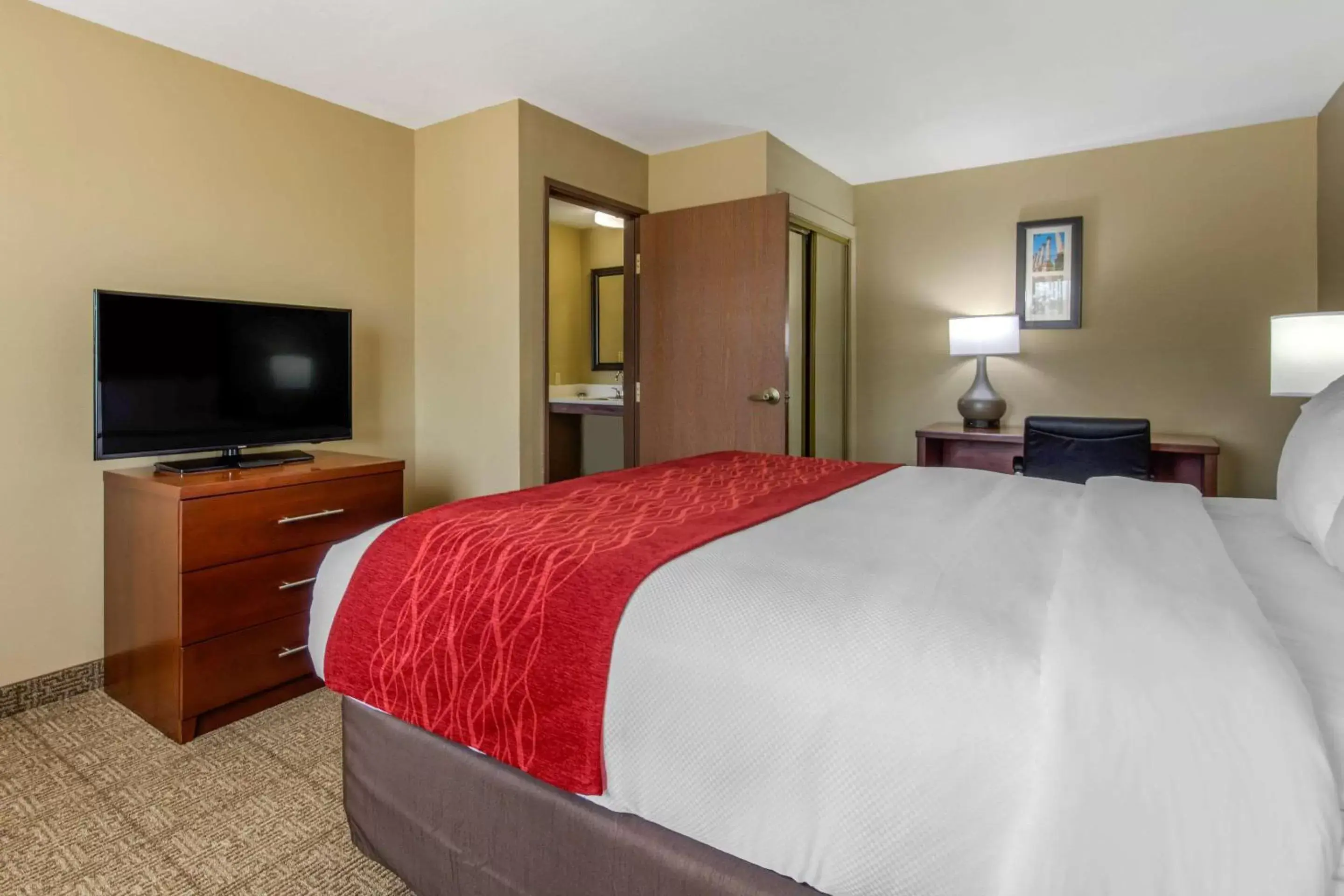 Photo of the whole room, Bed in Comfort Inn & Suites