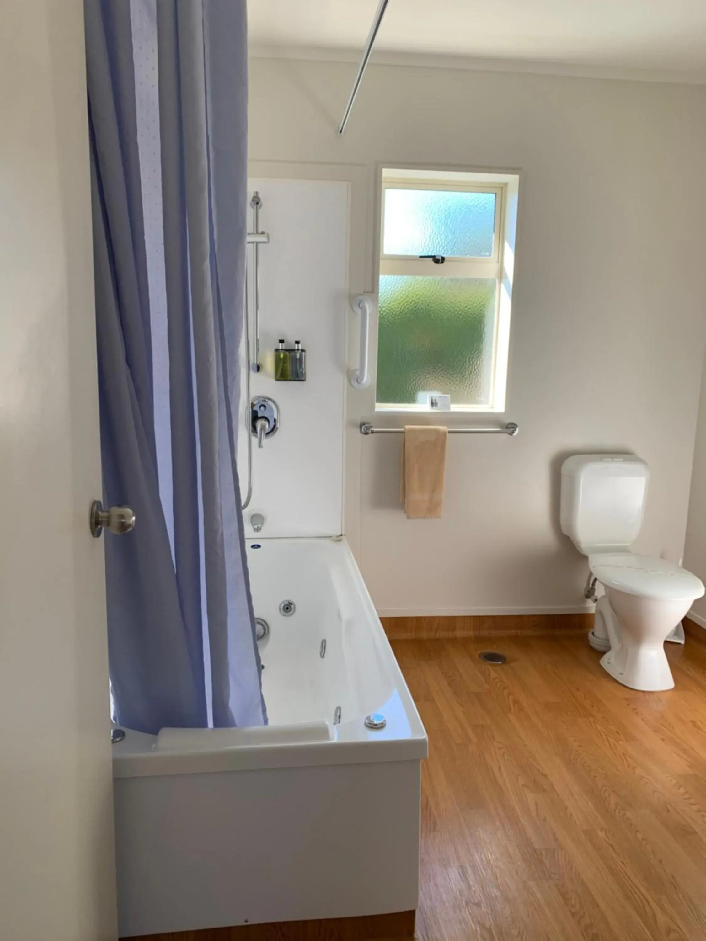 Toilet, Bathroom in Captain Cook Motor Lodge