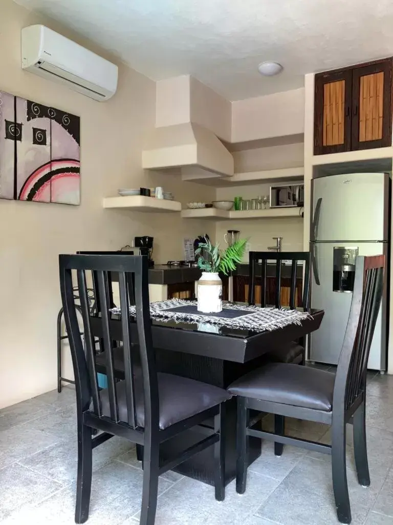 Kitchen or kitchenette, Dining Area in Ceiba Studios