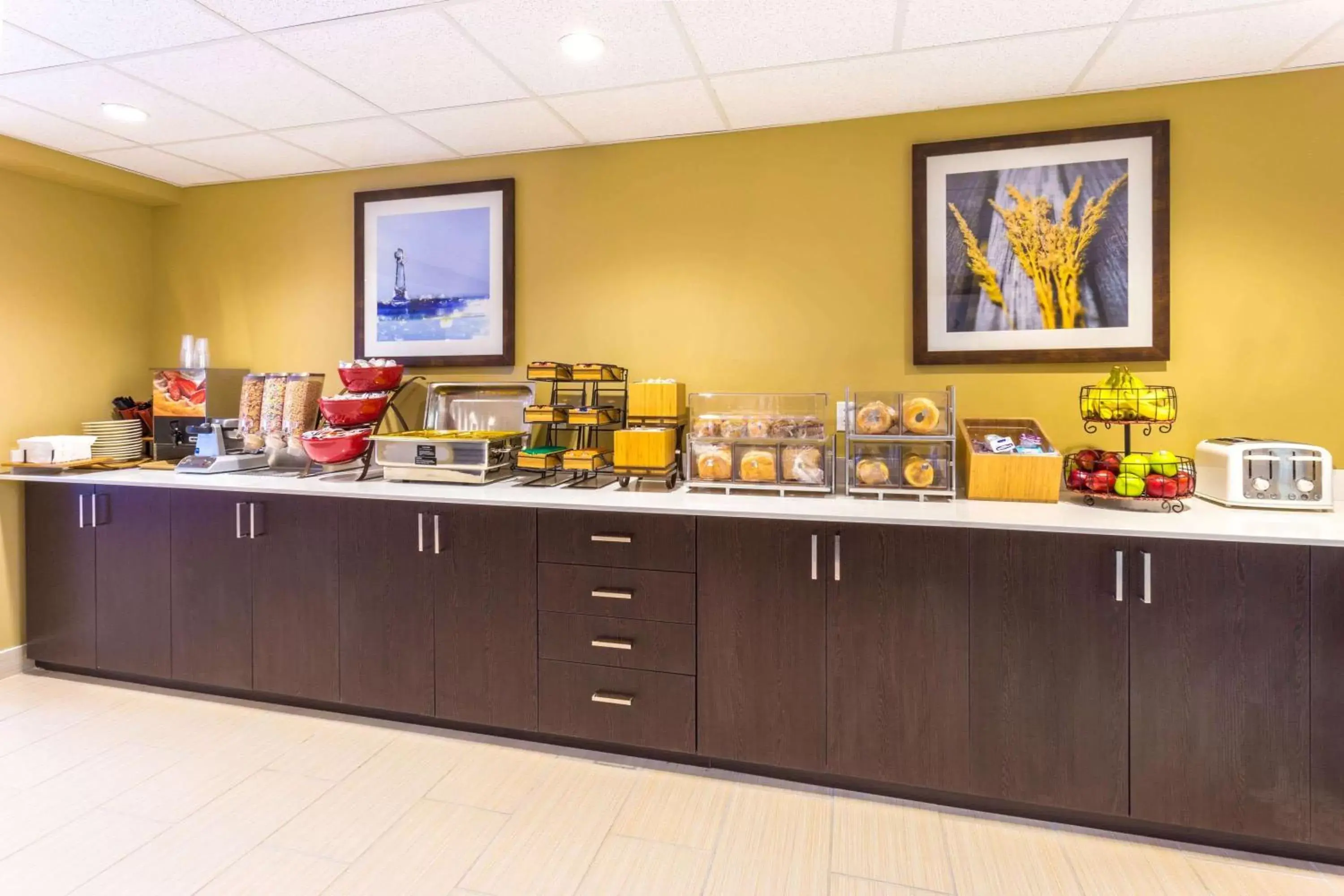 Restaurant/Places to Eat in Microtel Inn & Suites by Wyndham Whitecourt