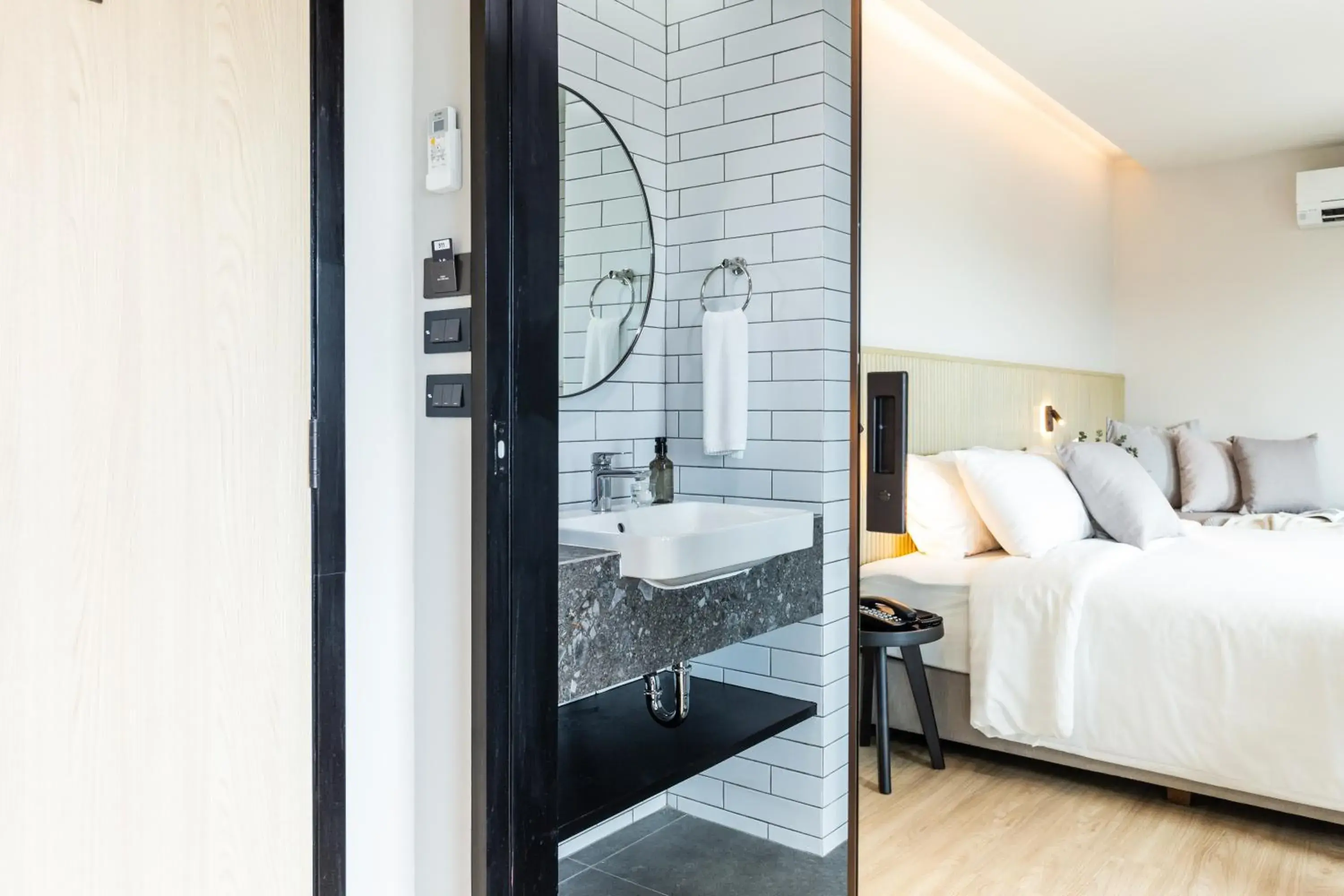 Toilet, Bed in Mii Hotel Srinakarin Toilet, Bed in Mii Hotel Srinakarin