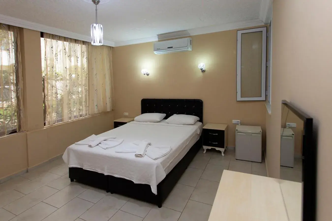 Photo of the whole room, Bed in Green Peace Hotel