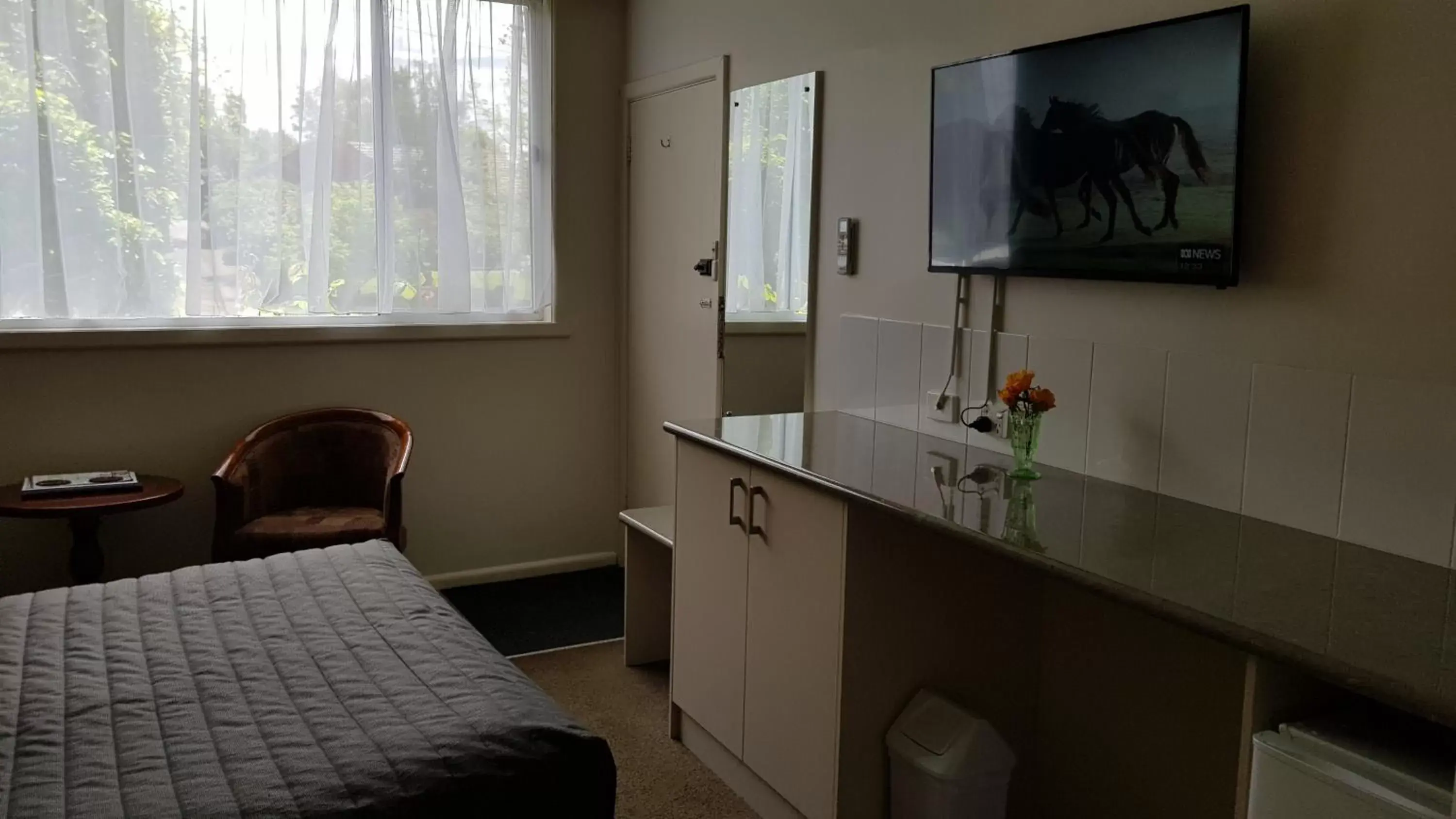 Photo of the whole room, TV/Entertainment Center in Daylesford Central Motor Inn