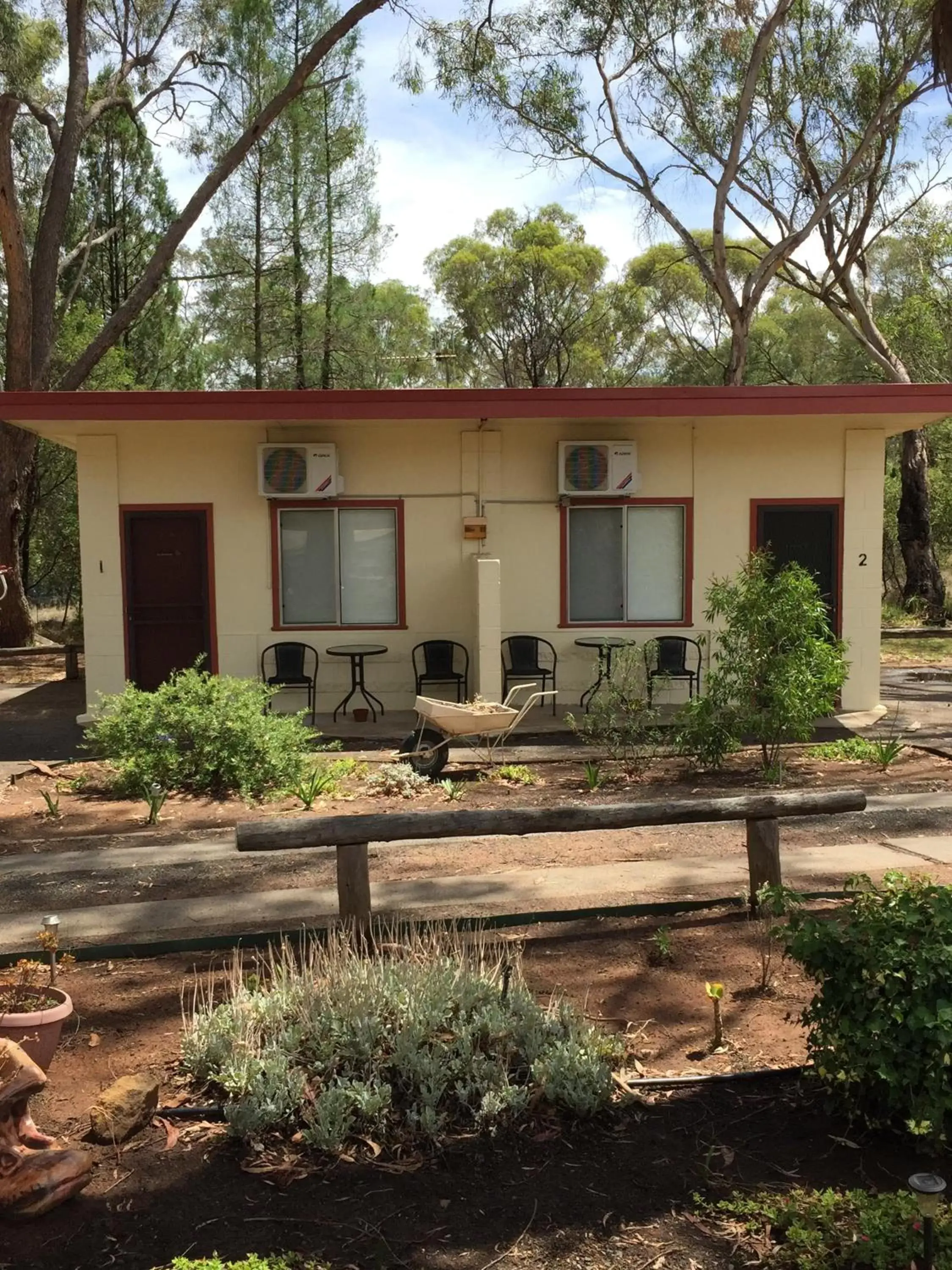 Facade/entrance, Property Building in Wagon Wheel Motel & Units