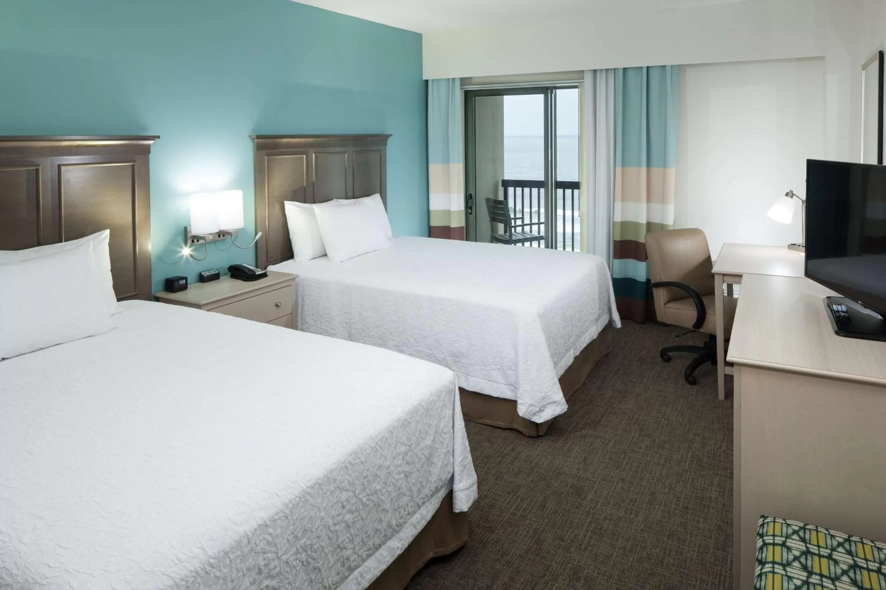 Bed in Hampton Inn & Suites by Hilton Carolina Beach Oceanfront