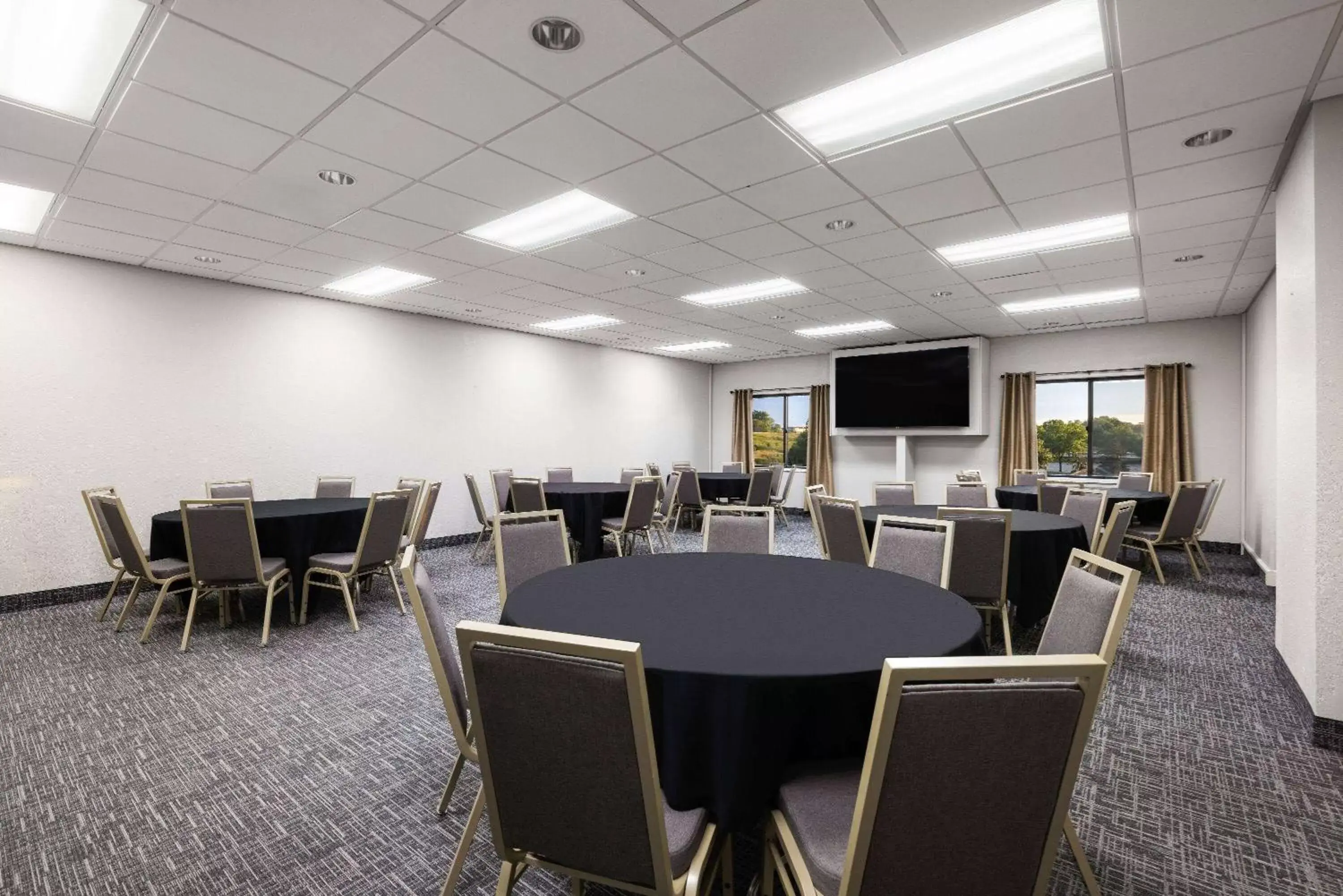 Meeting/conference room in Baymont by Wyndham Shakopee