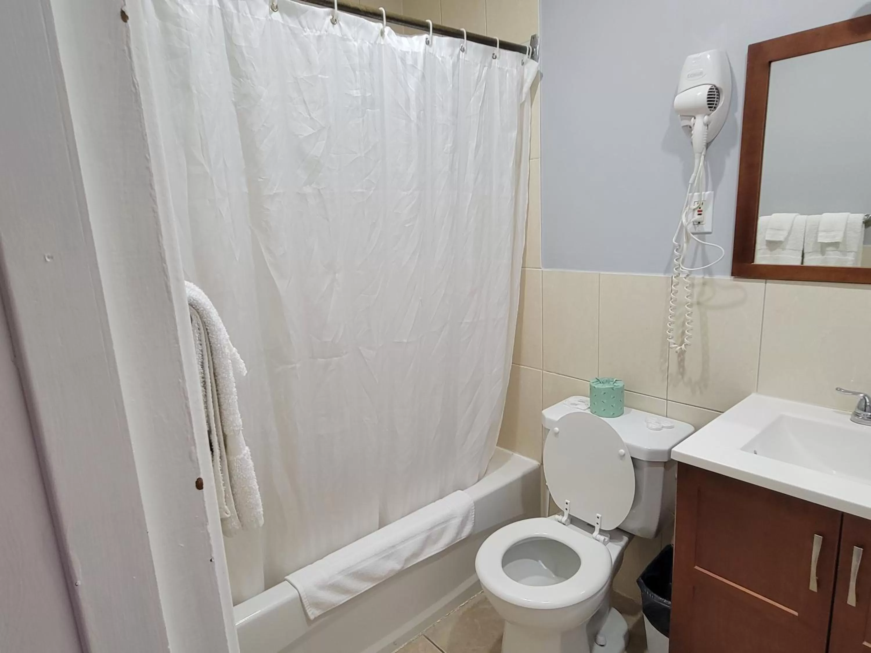 Bathroom in Knights Inn Cobourg