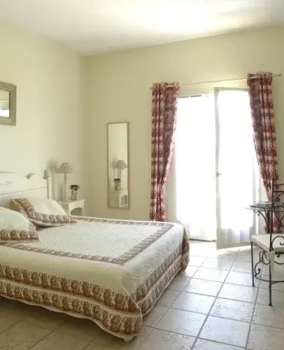 Bedroom, Bed in Le Clos De Pradines