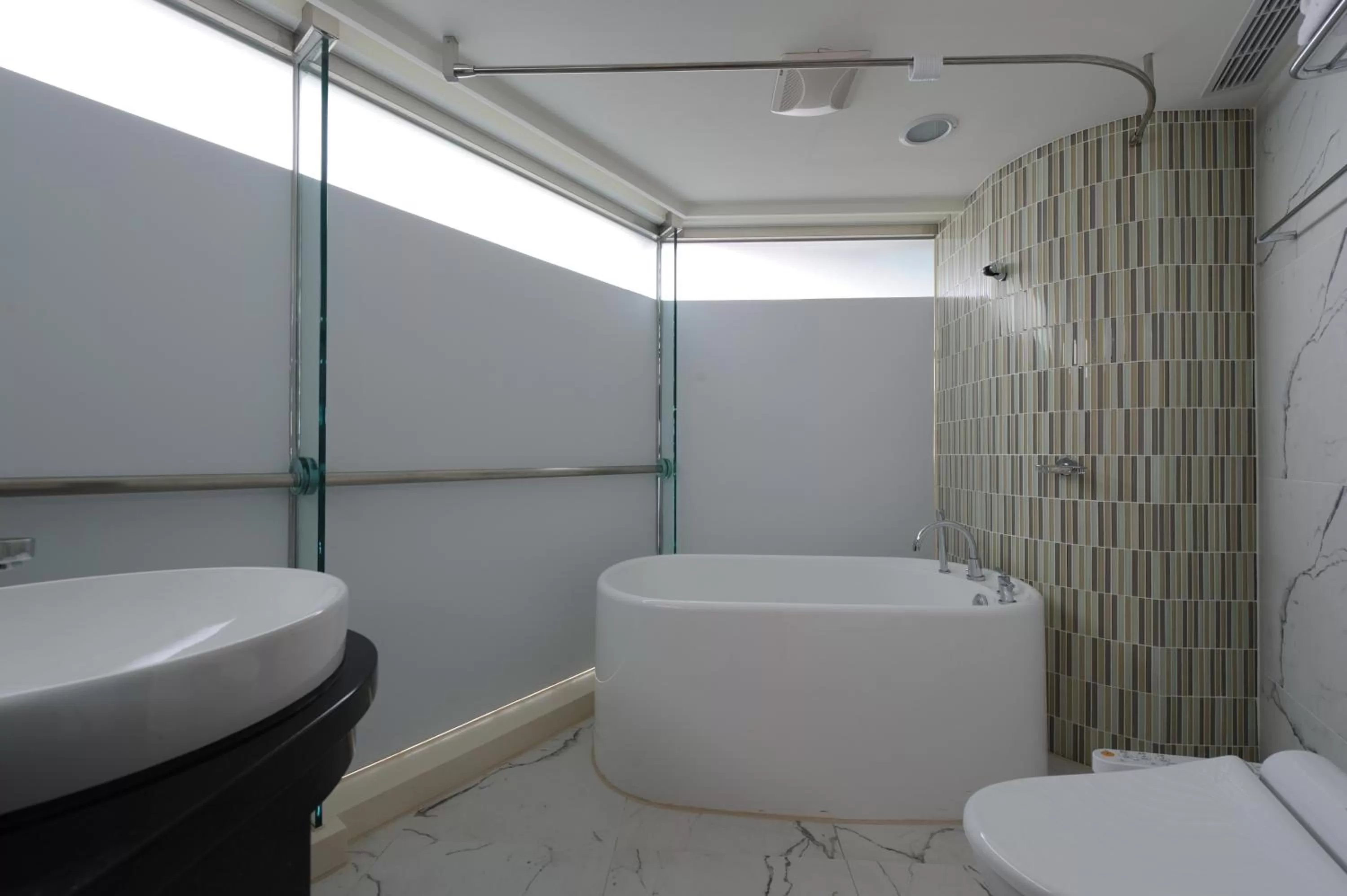 Shower in K Hotel Taipei Dunnan