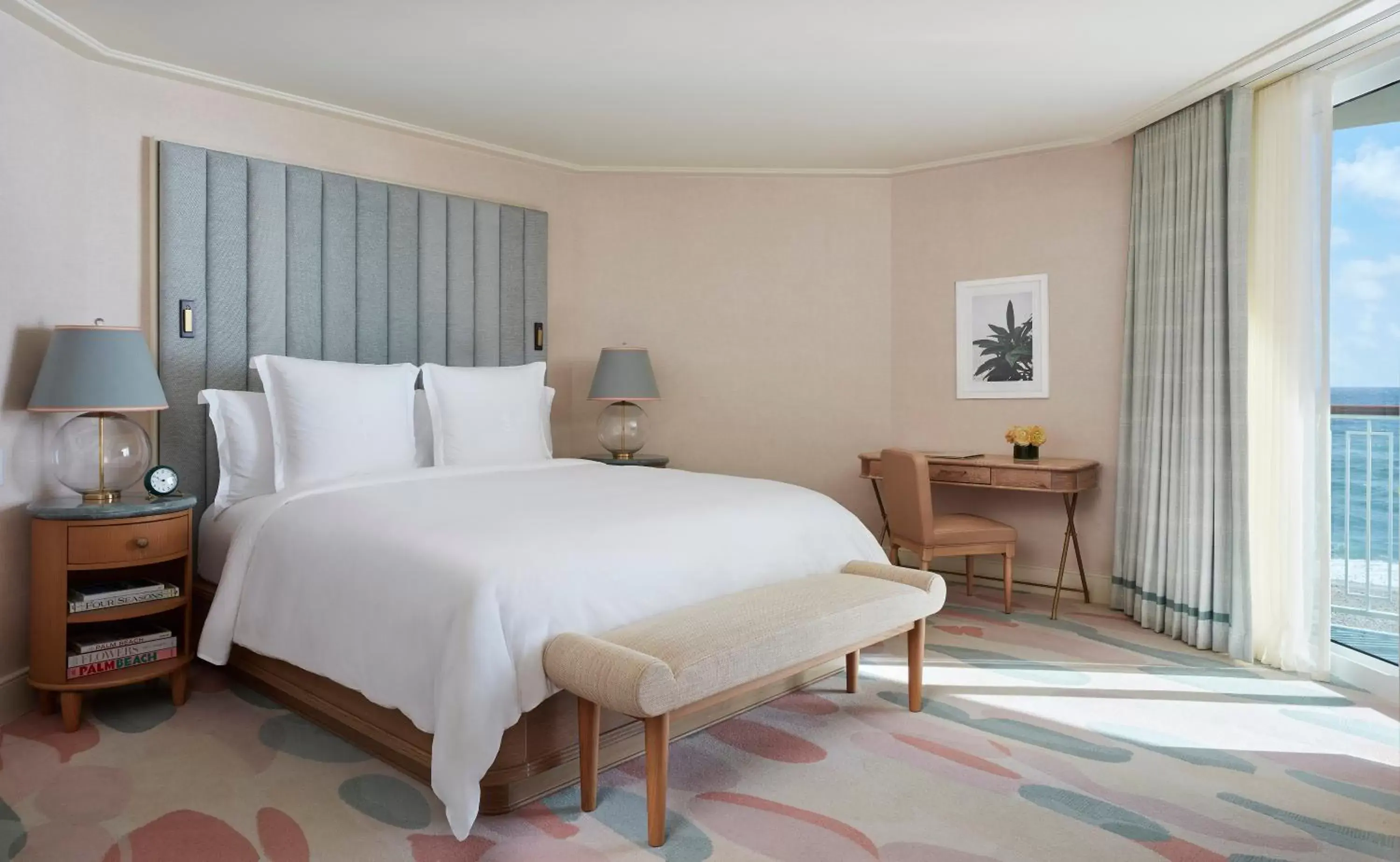 Bedroom, Bed in Four Seasons Resort Palm Beach