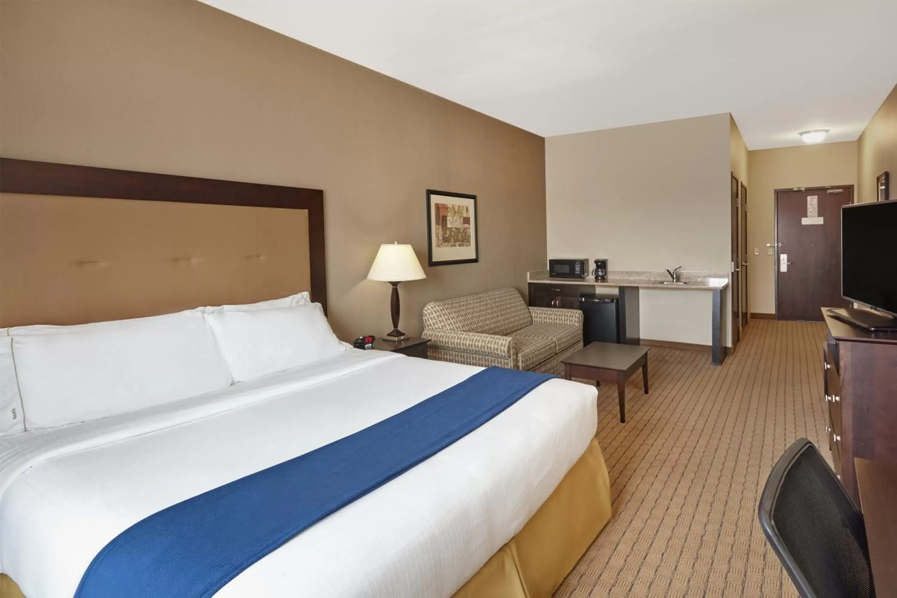 Bedroom, Bed in Holiday Inn Express & Suites Madison-Verona, an IHG Hotel