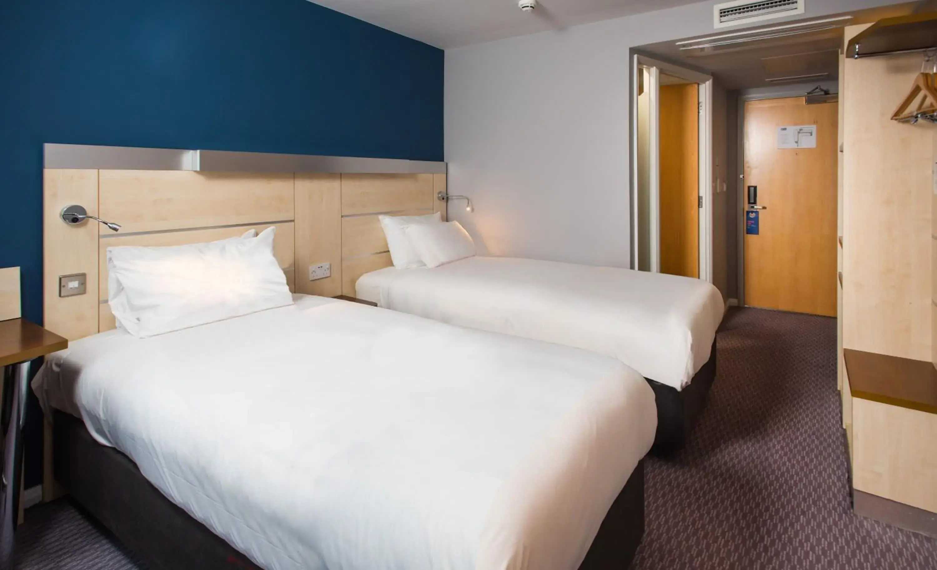 Photo of the whole room, Bed in Holiday Inn Express Swindon City Centre