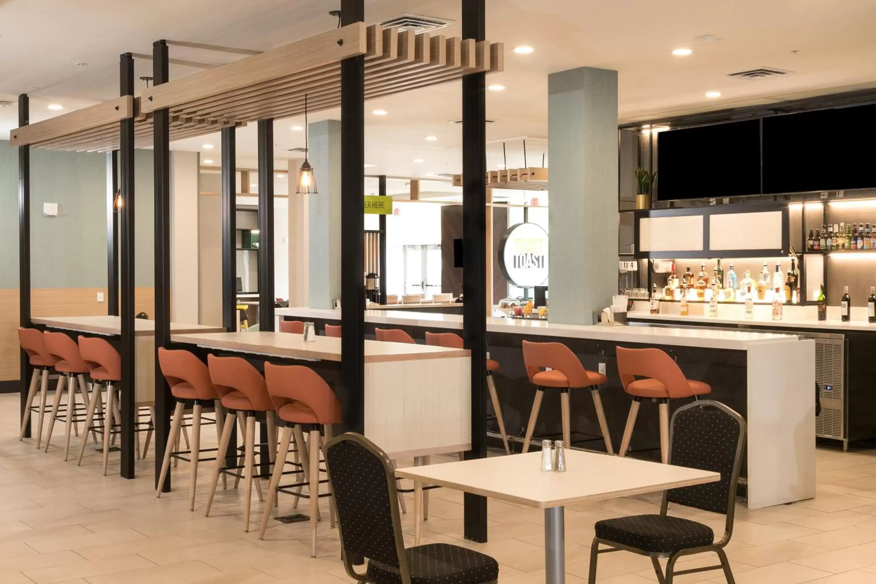 Lounge or bar, Lounge/Bar in Holiday Inn Hotel & Suites - Mount Pleasant, an IHG Hotel