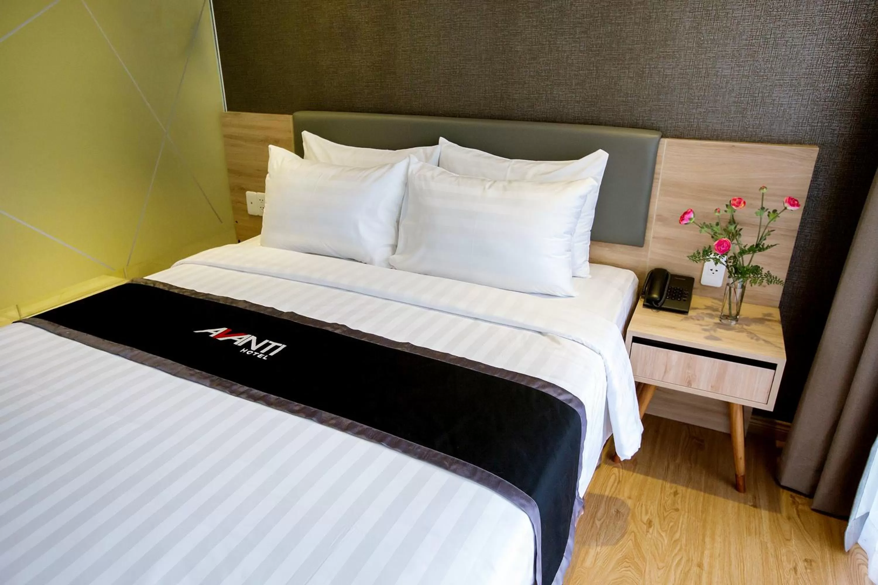 Photo of the whole room, Bed in Avanti Hotel