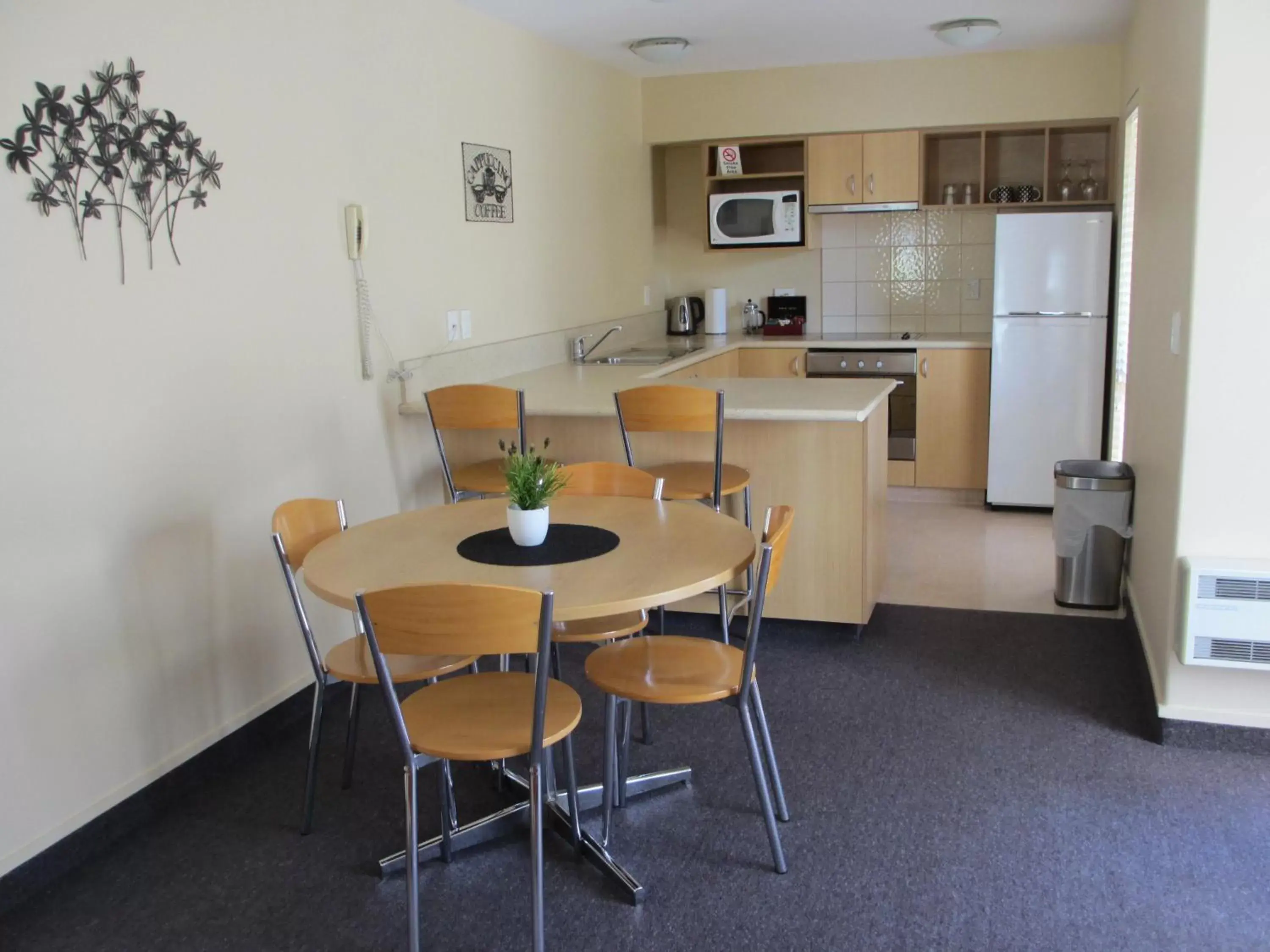 Dining Area in Alhambra Oaks Motor Lodge