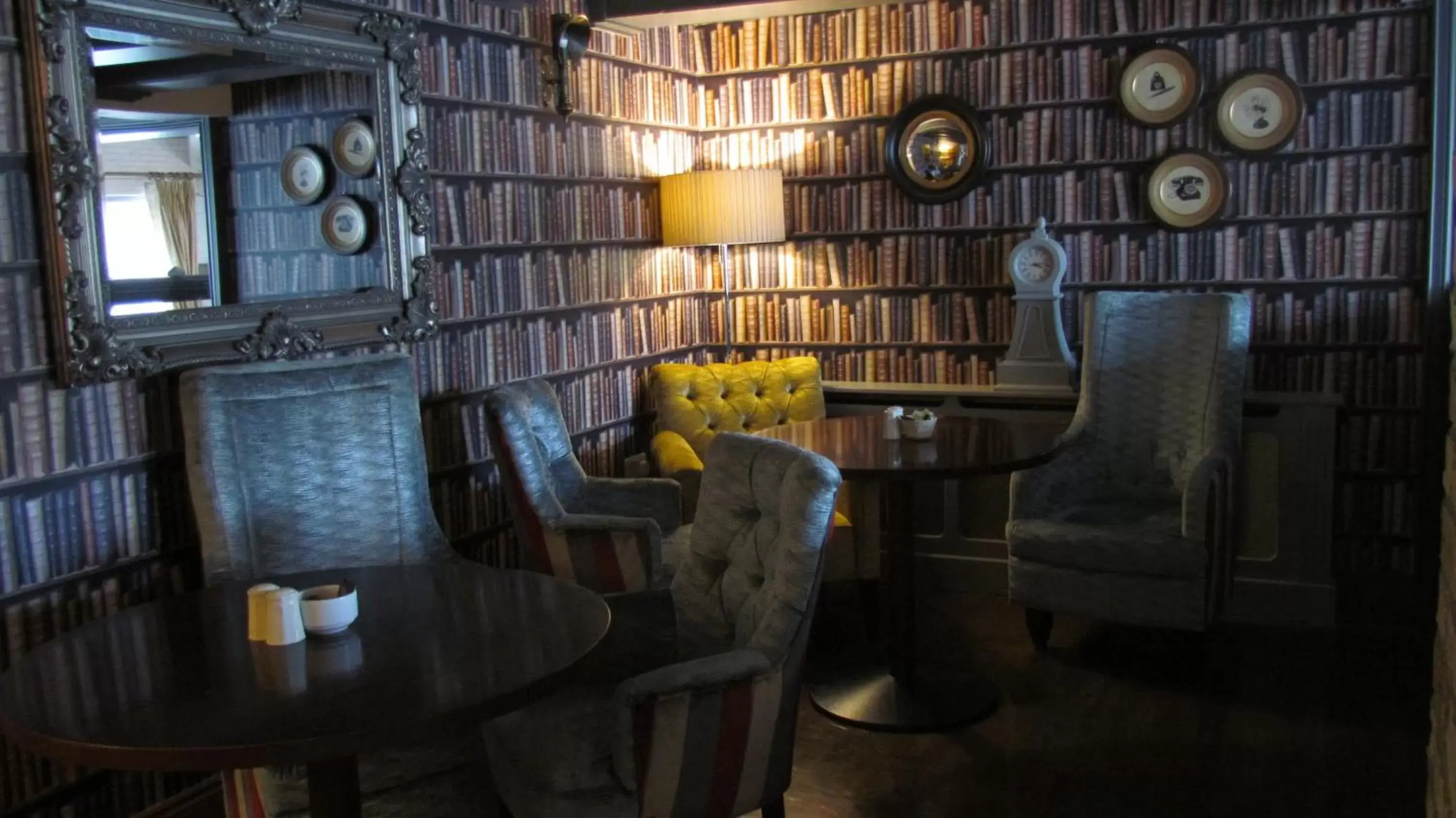 Library in Anner Hotel