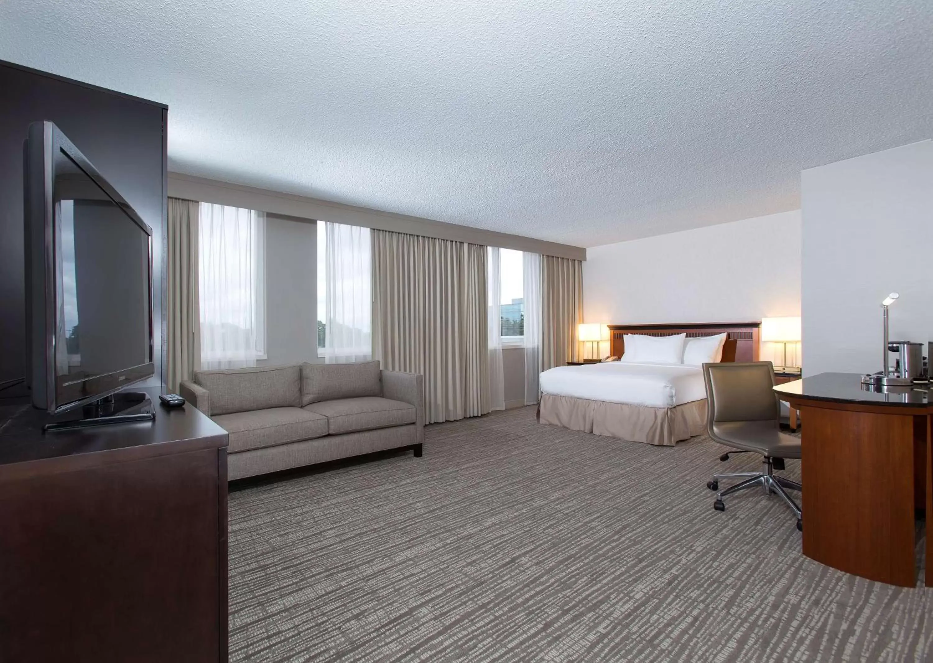 Bed, TV/Entertainment Center in DoubleTree by Hilton Hotel Deerfield Beach - Boca Raton