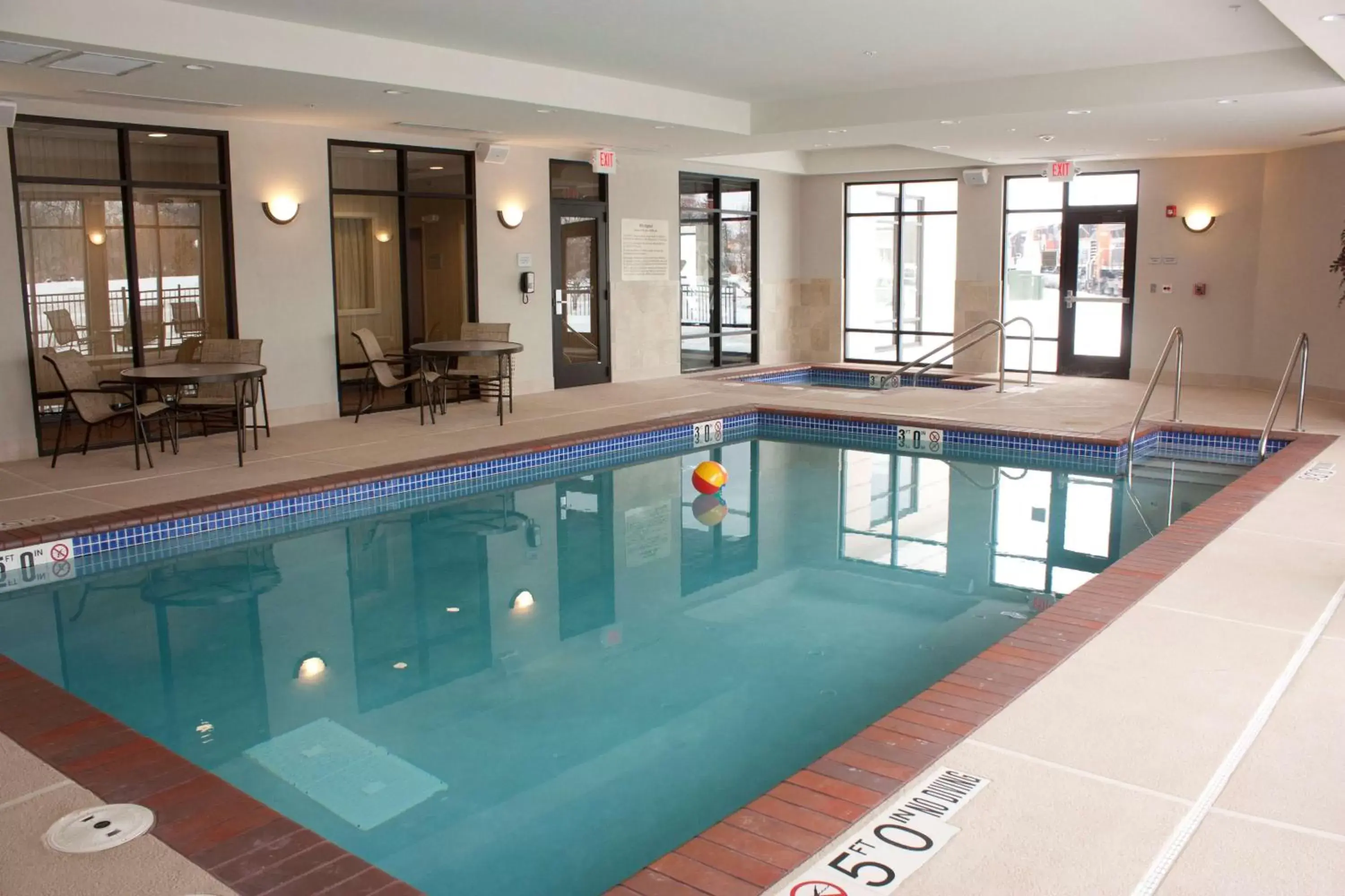 Pool view, Swimming Pool in Hampton Inn - Burlington