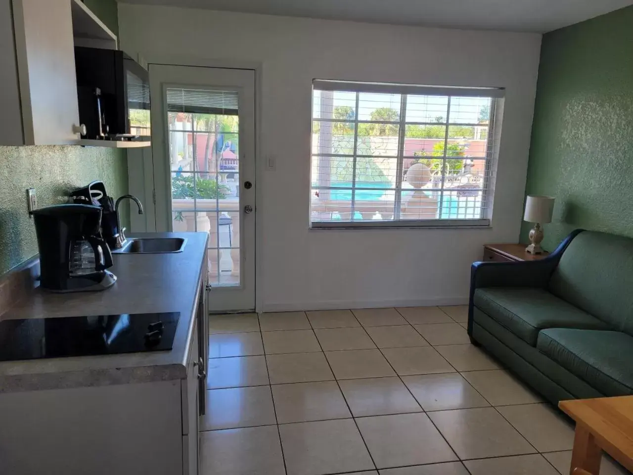 Living room, Kitchen/Kitchenette in Blind Pass Resort Motel