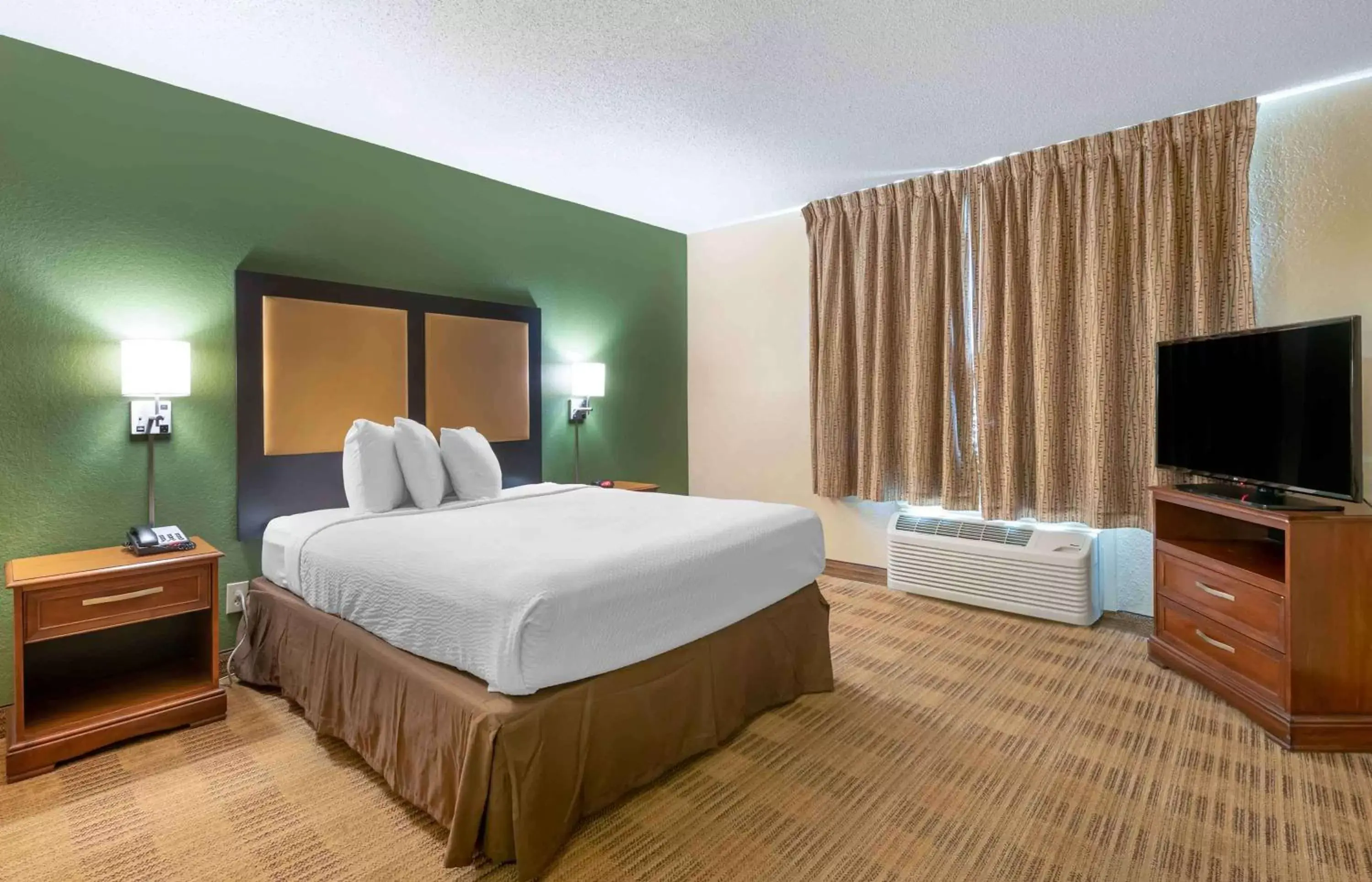 Bedroom, Bed in Extended Stay America Suites - West Palm Beach - Northpoint Corporate Park