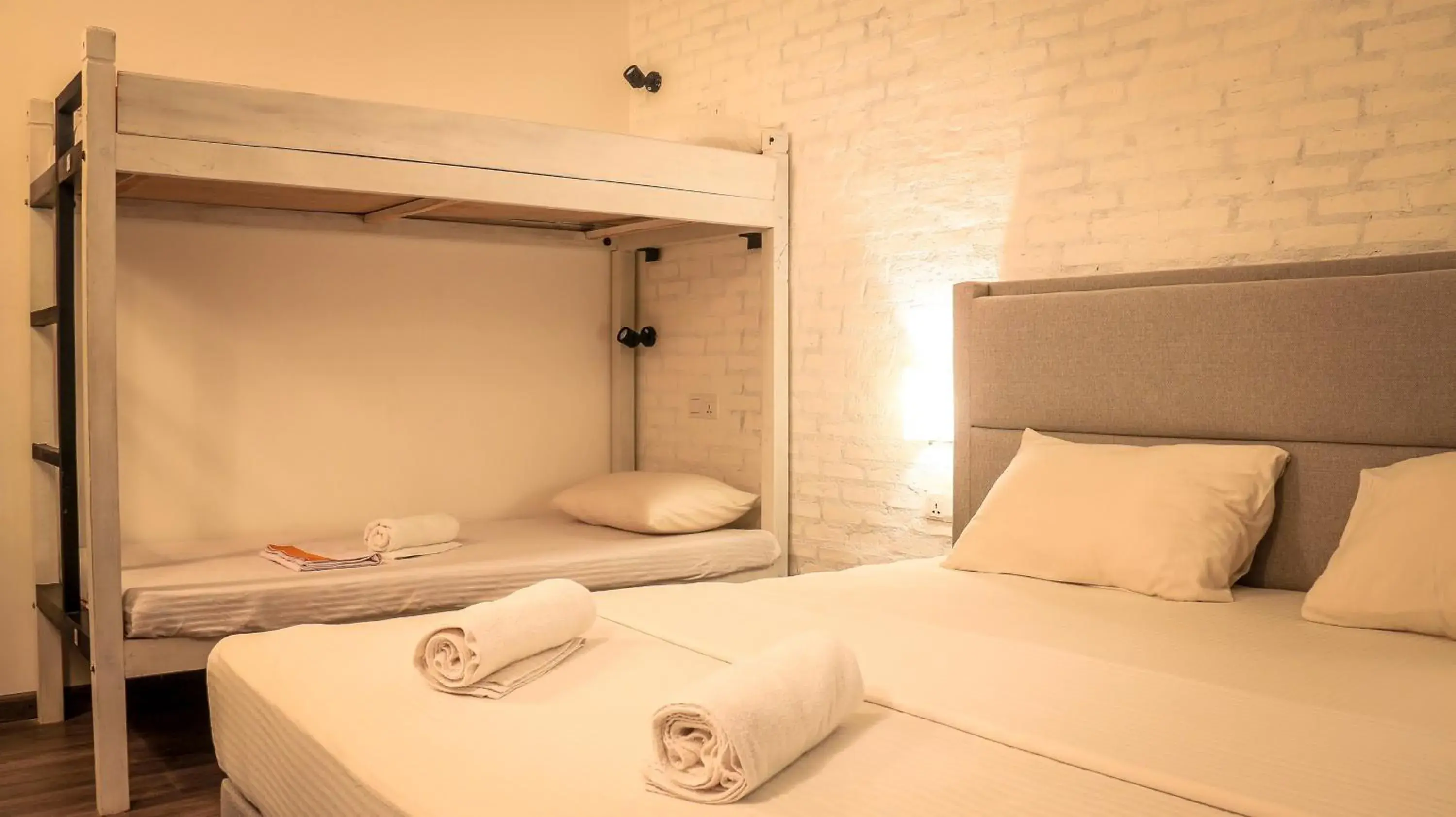 Photo of the whole room, Bed in Clock Inn Colombo Photo of the whole room, Bed in Clock Inn Colombo