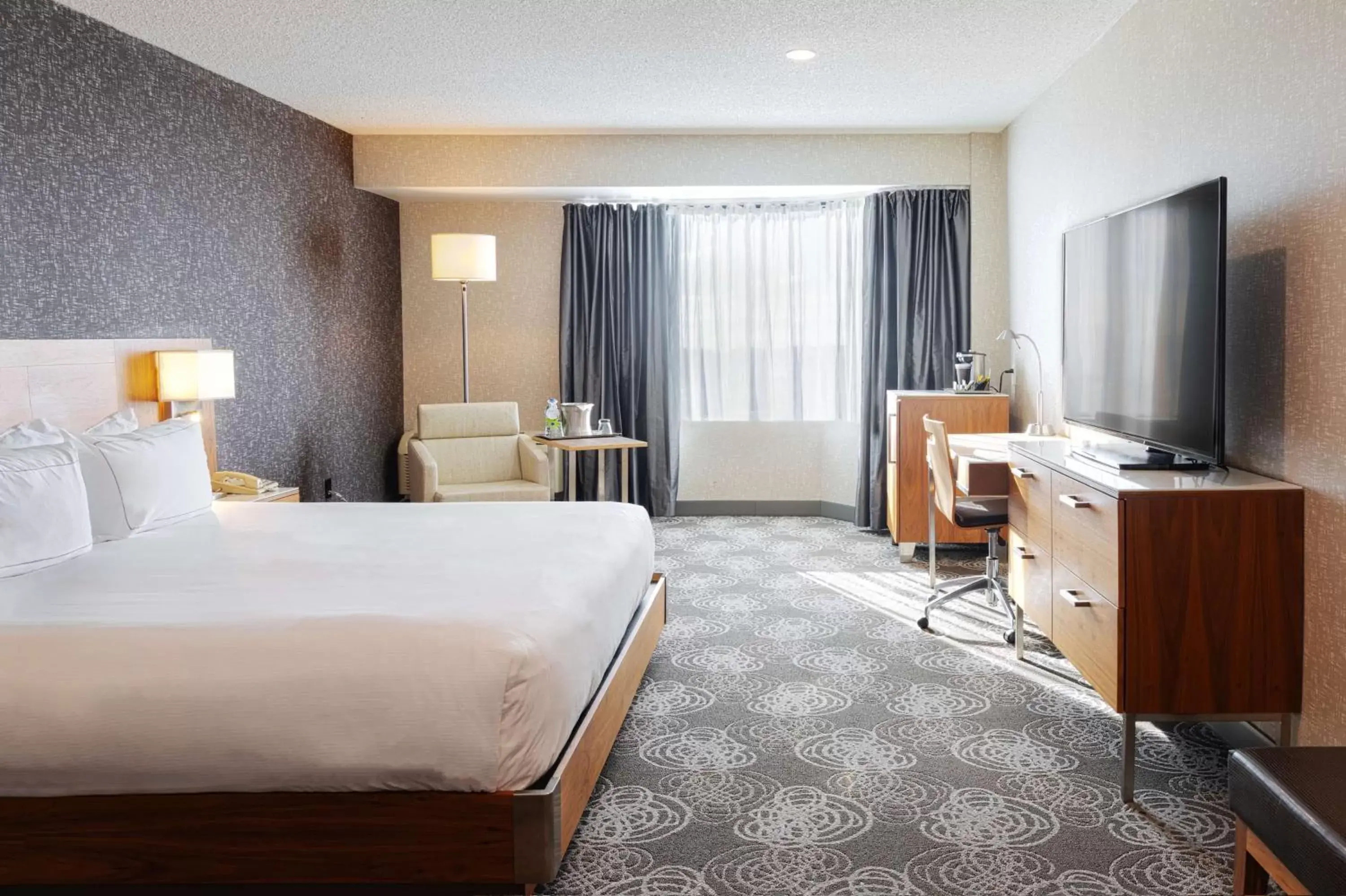 Bedroom, TV/Entertainment Center in Hilton Montreal/Laval