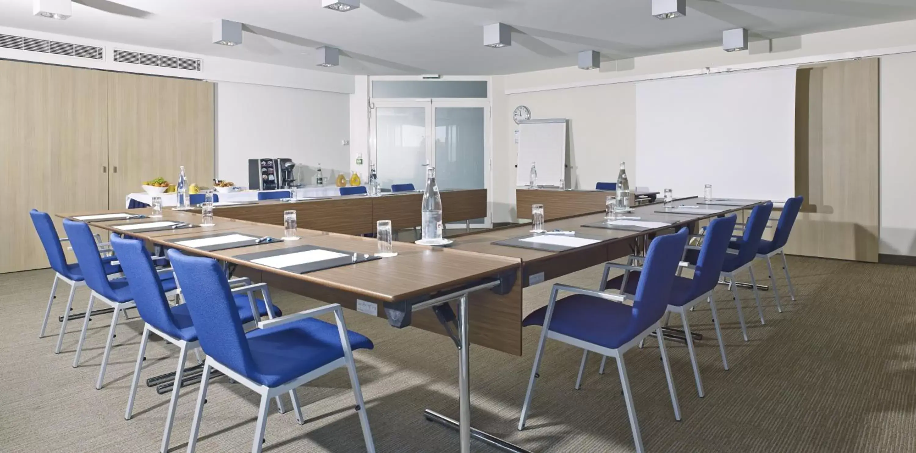 Meeting/conference room in Holiday Inn Express Toulouse Airport, an IHG Hotel